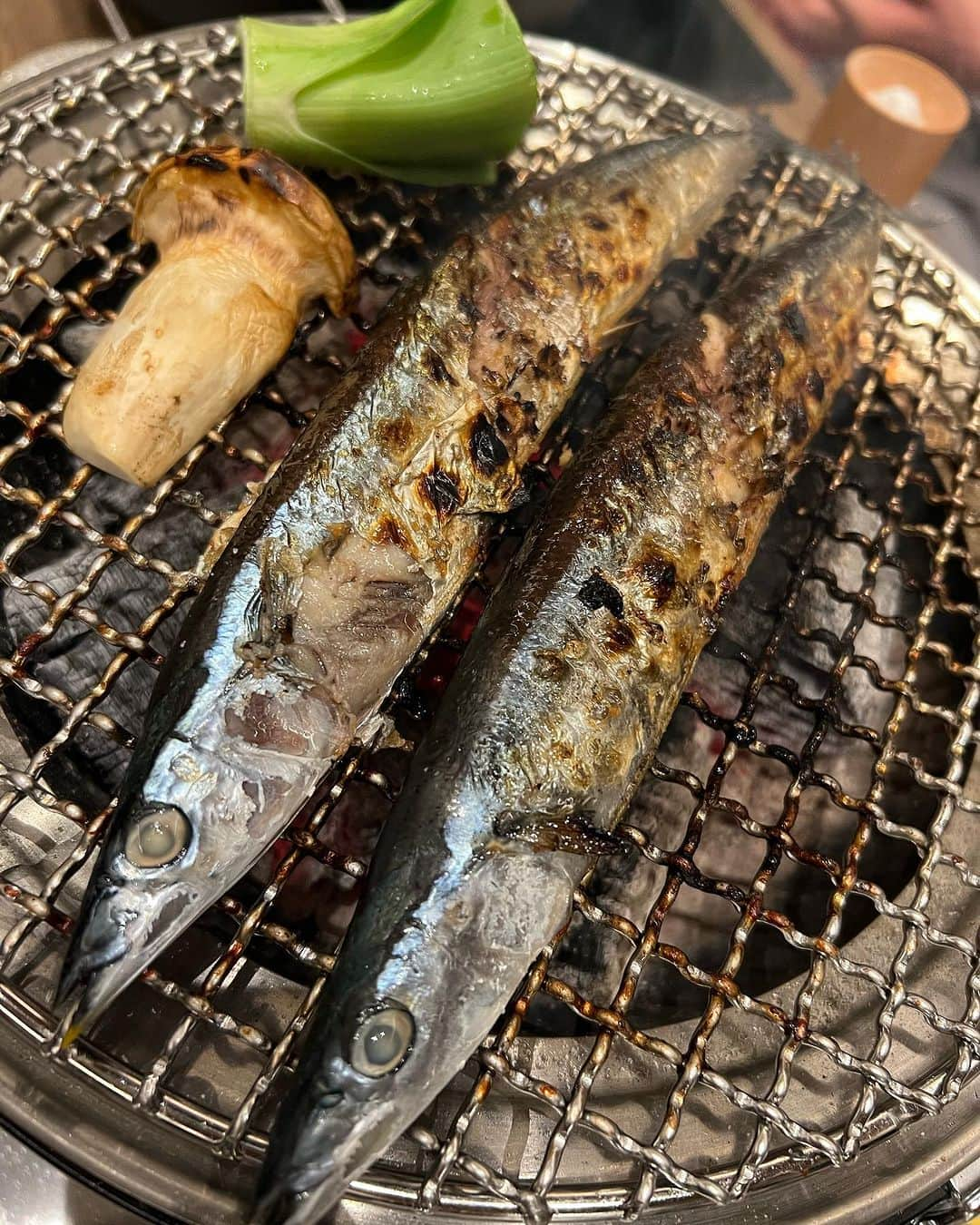 平アスカさんのインスタグラム写真 - (平アスカInstagram)「雨でもニセコを200%感じられる宿🧖🏽‍♀️☔️  普段ニセコにいくとそれぞれが食べ物や飲み物を持ち寄ったり、ビュープラザでお野菜などを買ったりして外でBBQをしているんだけど今回はこちらの宿に。  わたしのやりたい事全部詰まった場所で 今年いちの幸福を感じられた場所で 絶対冬も行きたい、、、  ニセコの中心部から少し離れた場所で空気、食、お酒、サウナ、音楽でニセコの秋を満喫できました。  スピーカーまでこんなに贅沢で😭 食べ物は宮本さん @icaro_yoshi74 のポルチーニ🍄 ぐっさんのイクラの朝ごはん 宿から士別サフォーク、ルスツ産の羊蹄サクテルのジンギスカン🐏 朝のムニエルコーヒー☕️  あと、ゆめぴりかに完全に惚れました🍚😍 なんじゃこの美味しさ おかわり何杯したのよわたし😂 @cave_de_bambou のワインもニセコでは絶対マスト😭 おすすめしていただいたカリニャン、国産の若羊にマッチしすぎて感動😭💕 絶対リピ！  硫黄泉入ってフィンランド式のサウナをメンズたちが薪セットしてくれて超ととのいまくり！！🧖🏽‍♀️🪵  わたしはなんもしてません！😂😂🙏🏽  ただただ、旦那さんとむにさん、ぐっさん、こうきと こんなにもしあわせを感じられて、今回のニセコは最高に充実した旅になりました。いつメン、いつもありがと。 @meunieregram  @goodsun3kmb  @koki_221155   ニセコってなんていいばしょなの、、 . . . #蘭越町 #雪の雫 #hokkaido #niseko #ニセコ #北海道 #羊蹄山 #nisekotrip #北海道観光 #北海道観光スポット #秋の羊蹄山 #ニセコ旅 #士別サフォーク #羊蹄サクテル #ジンギスカン #sauna #サウナ #ニセコでサウナ #ゆめぴりか」10月14日 13時13分 - asucataira