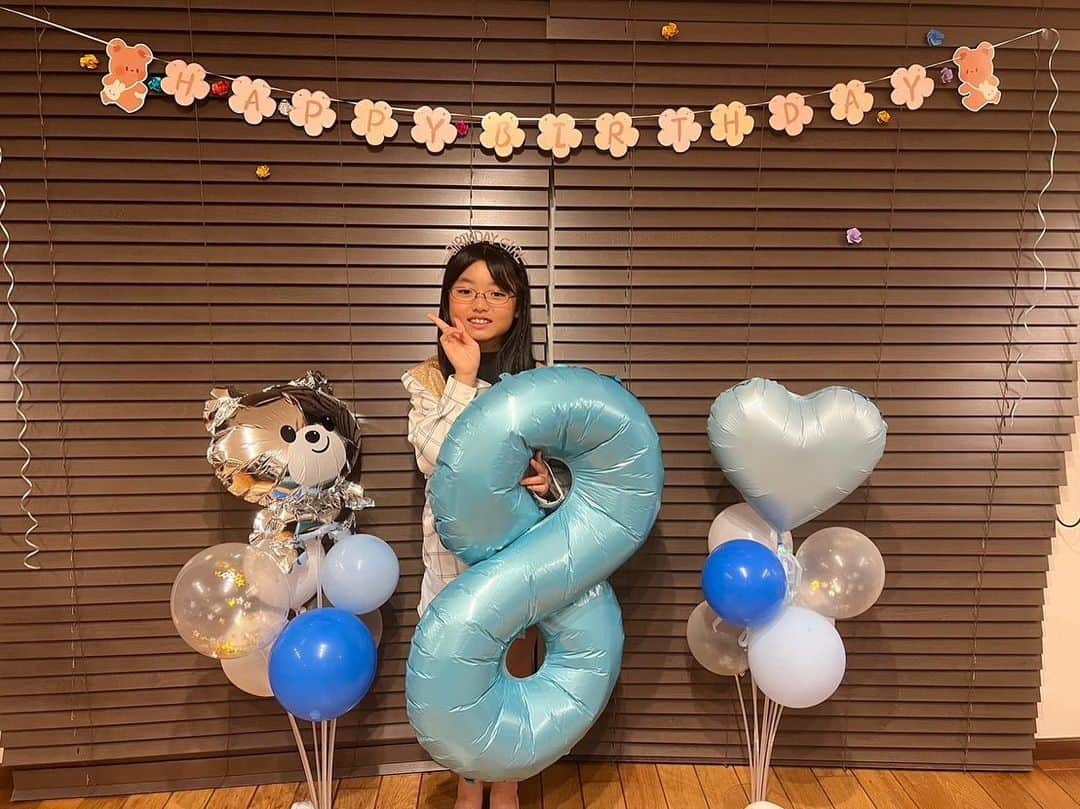 鈴木桂治のインスタグラム：「怒涛の週末〜週明け 運動会〜長女の誕生日祝いでディズニー。 泊まりで行こうって話から、前日雨だし人少ないだろうからという事で、長靴履いてディズニーシー！ 雨のディズニーもいいね。 クラッシュの話聞いて、わちゃわちゃしてホテルへ！ 次の日は暑いくらいの天気。 俺は唯一好きなイッツアスモールワールド乗れてご満悦。 2回乗った！ もう8歳。 しっかり者の長女！に見えて抜けてる長女。 毎日、明るく楽しく生き生きと！ 誕生日おめでとう❤️ #happybirthday #Daughter #kawaii」