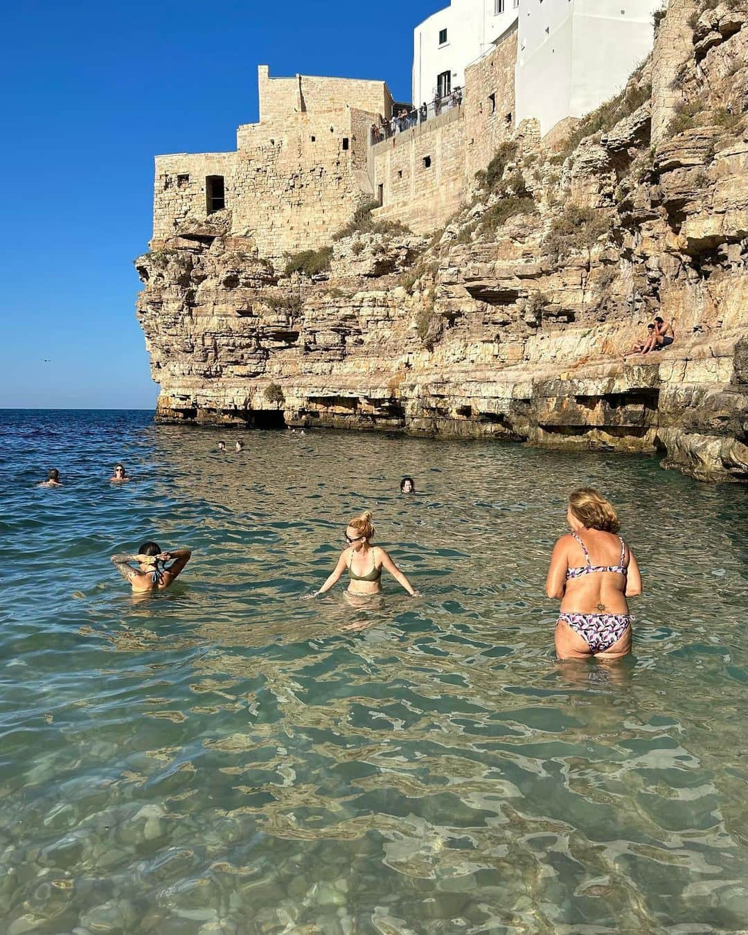 柴田紗希のインスタグラム：「断崖絶壁と海のパノラマ🇮🇹 南イタリアプーリアの ポリニャーノアマーレ  みんな本読んだり、日光浴したり、 暑すぎなくて良い気候の中 絶景とゆーくりする時間が贅沢すぎた。。。♡ #puglia  #italy #polignanoamare」