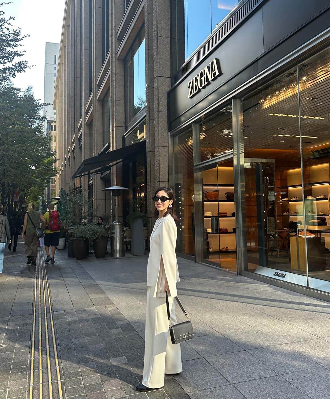 のインスタグラム：「. このセットアップ、 この前載せたばっかりだし 今日は写真撮らなくていいかなとって思っていたのですが、 @moriharuna71 サイドから撮らせなよと強制的に 撮ってくれて、さらにこの街に合いすぎてるから絶対に使って？ と強制して頂いたので、 ありがたく使わせていただきます☺️  久しぶりに仕事しつつ2人で ゆっくり過ごせた時間だった🙏❣️」