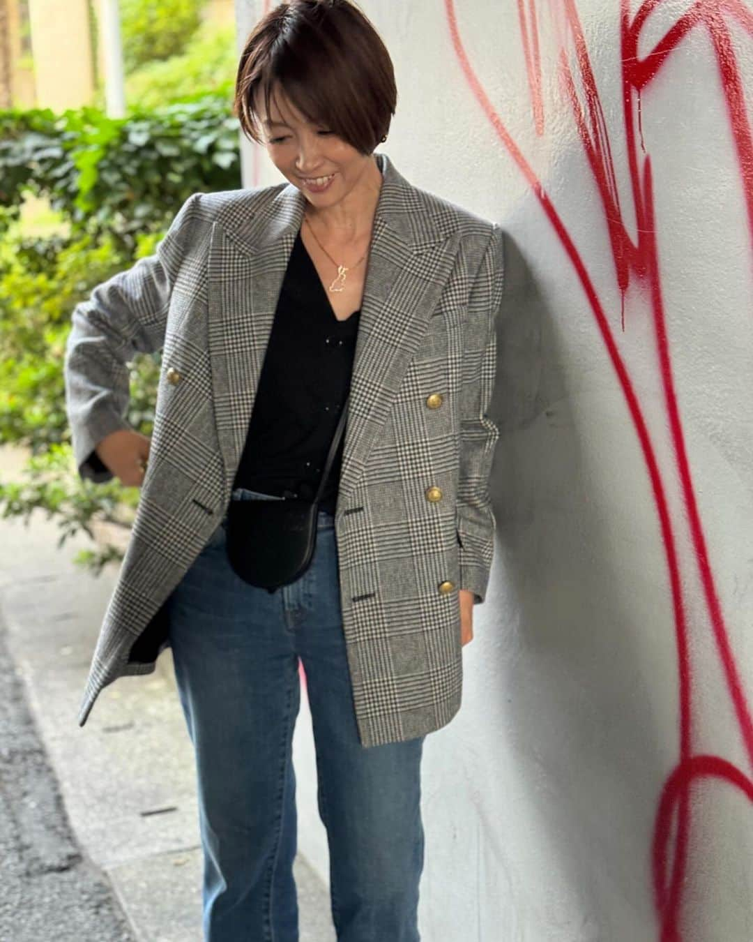 辺見えみりさんのインスタグラム写真 - (辺見えみりInstagram)「今日の服  @haunt_daikanyama  @guestlist___tokyo  のDOUBLE JACKET  アルパカが入ってるジャケット 36サイズを着てるけど、ちょっとオーバーサイズな作りだから、今年っぽい雰囲気😌  denimは　@jeansfactory_official のコラボ  #hauntdaikanyama  #guestlisttokyo  #pr」10月14日 18時49分 - emiri_hemmi