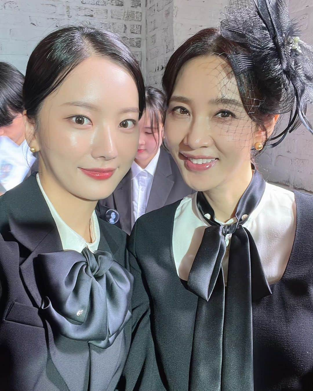 オ・ヒョンギョンさんのインスタグラム写真 - (オ・ヒョンギョンInstagram)「내가 사랑한 물고기  필리핀과 한국의 바다에서 요즘 열심히 촬영하고 있는 '내가 사랑한 물고기' 드라마예요.   극중에서 제딸 미라역으로 나오는 강나루 배우 너무 이뻐요. 저도 이렇게 어리고 이쁜 시절이 있었는데 이제 이런 딸을 가진 엄마 역할이 어느새 더 자연스러운 나이가 됬어요. 하지만 이것도 참 즐겁고 행복한 제 인생의 한부분이겠죠.   극중 제 아들로 나오는 정우진 배우를 볼때마다 정말 열심히 하는 모습에 오히려 제가 많은 에너지와 영감을 받는답니다.   우리 이쁜 딸 아들의 배우 커리어 앞날에 좋은 일만 있고, 개인 인생에서도 악한 사람들이 주변에 없기를 바래요.   #내가사랑한물고기 #오현경 #강나루 #정우진」10月14日 18時50分 - oh_hyunkyung