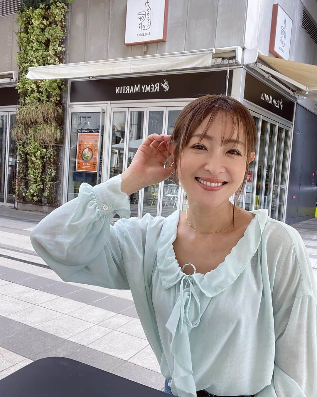 大沢あかねのインスタグラム：「散歩した日🚶🏻‍♀️🚶  私服のトップスは、 最近のお気に入り🩵  @noble.jp」