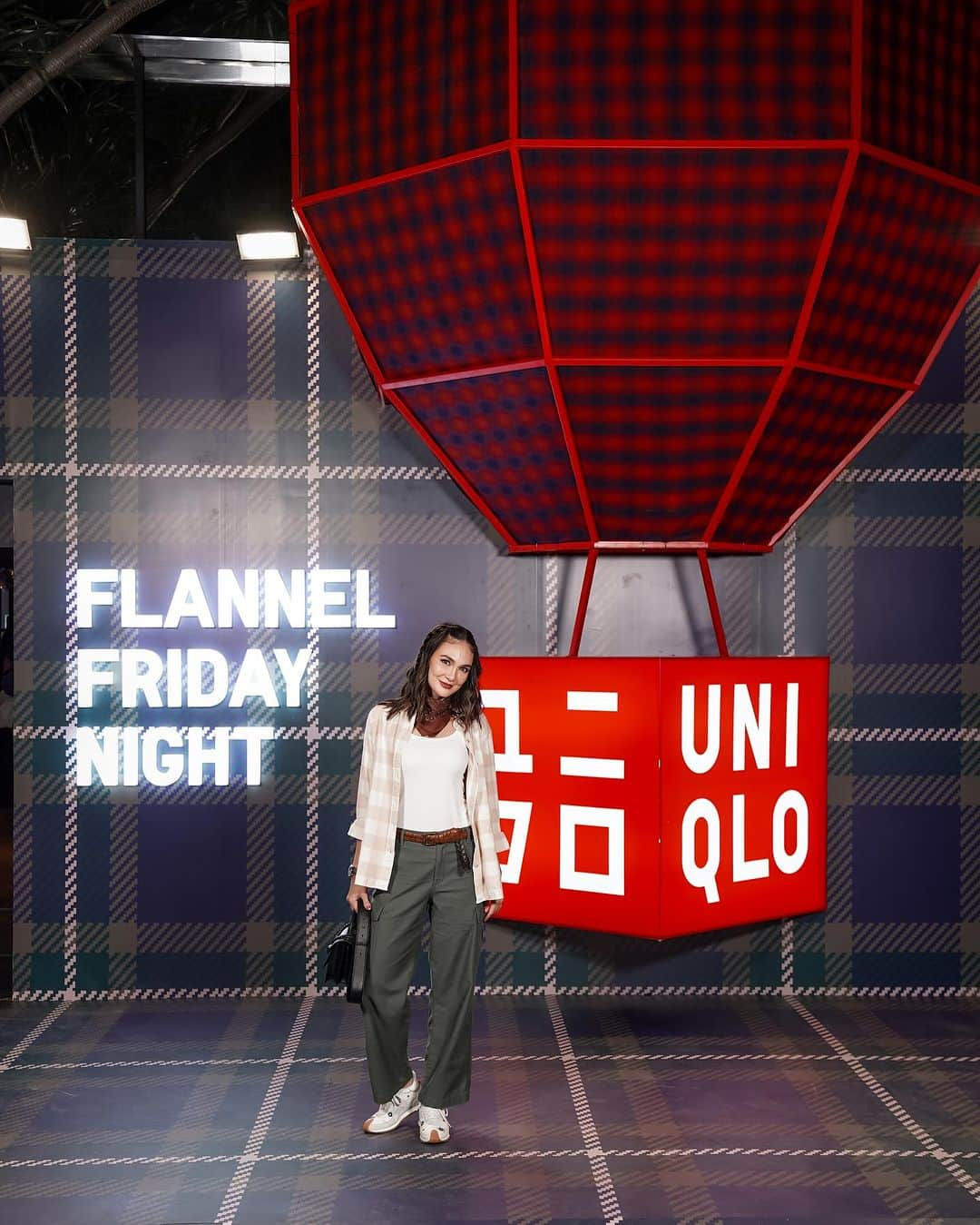 ルナ・マヤのインスタグラム：「@uniqloindonesia Flannel Friday Night💫  From the moment I stepped in, I was immersed in a captivating ambiance that celebrated style, comfort, and camaraderie.   And let's talk about the real star of the show—the flannel itself. This UNIQLO Flannel Fall/Winter 2023 collection is a true testament to their commitment to quality and innovation. With a staggering array of 50 unique patterns to choose from, I was spoiled for choice.  For those who missed out, fear not. You can explore UNIQLO's latest flannel collection and elevate your wardrobe to new heights. Visit their website at UNIQLO.COM or drop by any UNIQLO store near you—you won't be disappointed😉  #LiveLifeinFlannel #GengFlannel #UNIQLOIndonesia #FlannelFridayNight」