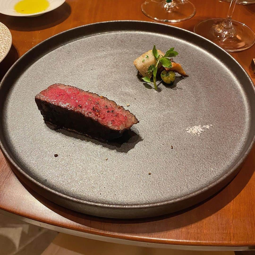 岩下真奈さんのインスタグラム写真 - (岩下真奈Instagram)「2023.10.14 #gourmet 🍽 * 📍リストランテ カーサ瀬戸内 . . 瀬戸内の旬な食材をふんだんに使用した イタリアンレストラン🍴‎🤍 . 全て最高に美味しくって頬っぺ落ちまくりでした🤤✨️ . メインのオリーブ牛の炭火焼きも涙が出るほど美味しいし、 . 特にとうもろこしの冷製スープに入っていた 帆立のソテーが美味しすぎて感動してしまった🥹 . . お店の方も親切な方ばかりでほっこり。 また行きたいお店です💐 . 内装やワインについては別の投稿で🪞 . . 🚉浜松町駅から徒歩5分🚶‍♀️ . . . #リストランテカーサ瀬戸内 #ristorantecasasetouchi #イタリアン #浜松町グルメ #浜松町ディナー   #model #dinner #ristorante #大門グルメ #瀬戸内 #瀬戸内海 #瀬戸内グルメ #記念日ディナー #ワイン #東京グルメ #おすすめグルメ #グルメ女子 #グルメ好きな人と繋がりたい #インフルエンサー #広告モデル #撮影依頼募集中 #フリーランス #モデル #タレント #お仕事依頼受付中 #おしゃれさんと繋がりたい #カフェ好きな人と繋がりたい #邦ロック好きな人と繋がりたい #美容好きな人と繋がりたい」10月14日 18時54分 - mana_mdleam