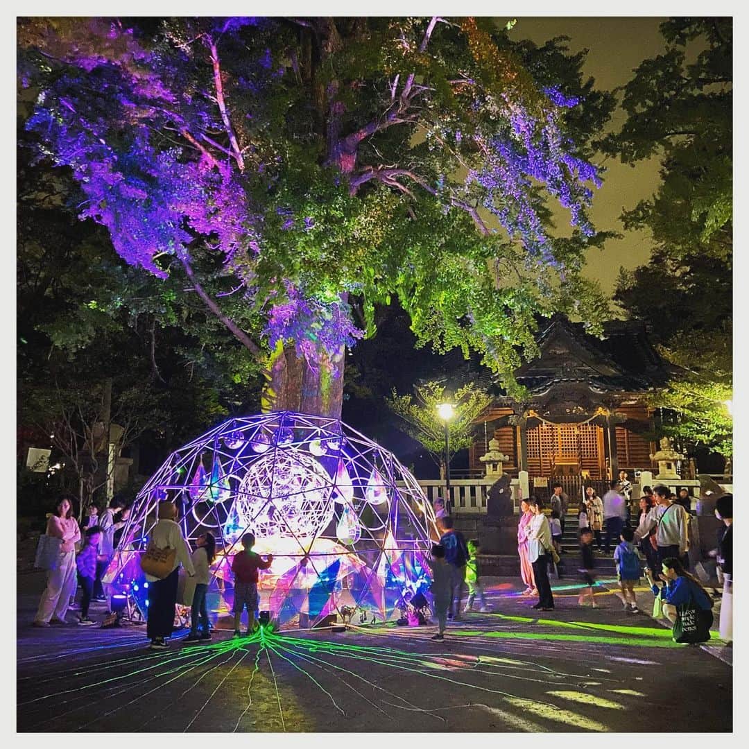kumikoのインスタグラム：「神社でアート。 光と音楽の調和がとてもステキでした。 #逗子アートフェスティバル」