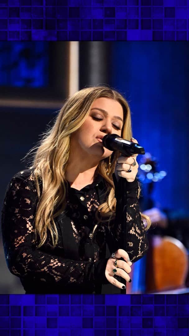 ケリー・クラークソンのインスタグラム：「@kellyclarkson performs “lighthouse” from Studio 6B! #FallonTonight」