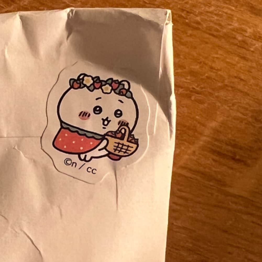 のインスタグラム：「歌詞書き出す時って、扉を開けようとしてる、ってイメージ。 扉さえ開けばその向こうに沢山言葉があるからあとは取捨選択していくだけって感じ。 ⁡ いつもその扉を開けようとする作業に時間と労力がかかるんだけど、 周囲からの何気ない一言でずっと開かなかった扉がいとも簡単に開くこともあるし、逆に永遠に開かない扉になってしまったりする🚪 ⁡ というのを昔からよく経験する🚪🚪 ⁡ だから今まで制作中は触れるものや人に細心の注意を払いながら過ごすようにして来たんだけど、今の制作ペースだとそれが無理、つまりしょっちゅう「ぁぁあああ、、今ちょっと扉開きそうだったけど完全に閉じた、、、、終わった、、、精神持ち直して新しい扉探しに行かなきゃ、、、、ああああでもそんな時間ない、、急げ自分、、、頑張れ自分、、、、やばい間に合うかな、、、あああ不安で落ち込んできた、、、、」ってなる🥹 ⁡ 作業効率悪いメンタル、どうにかしたいよ🥹🥹🥹🥹」