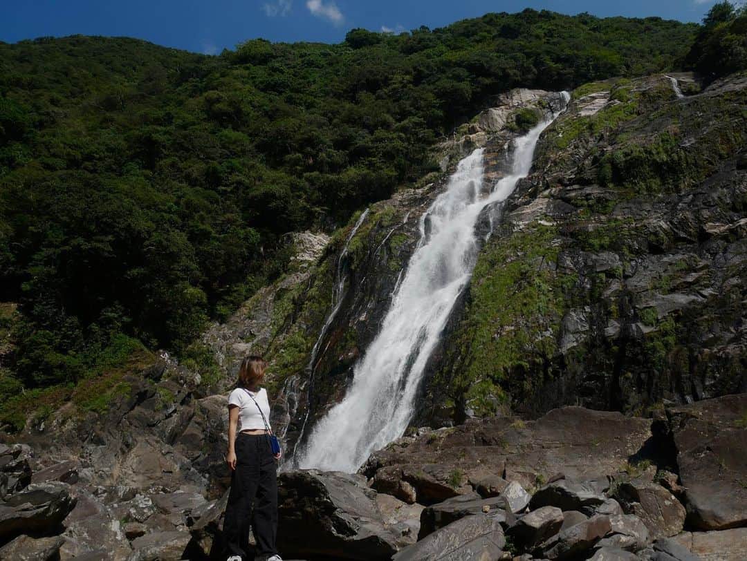 宮本沙恵のインスタグラム：「日本の滝100選　大川の滝🌎 旅に行くと滝を見に行く事が多いです🫶 目の前の大きな岩に座ってお弁当食べました🍱✨ . #大川の滝#屋久島」