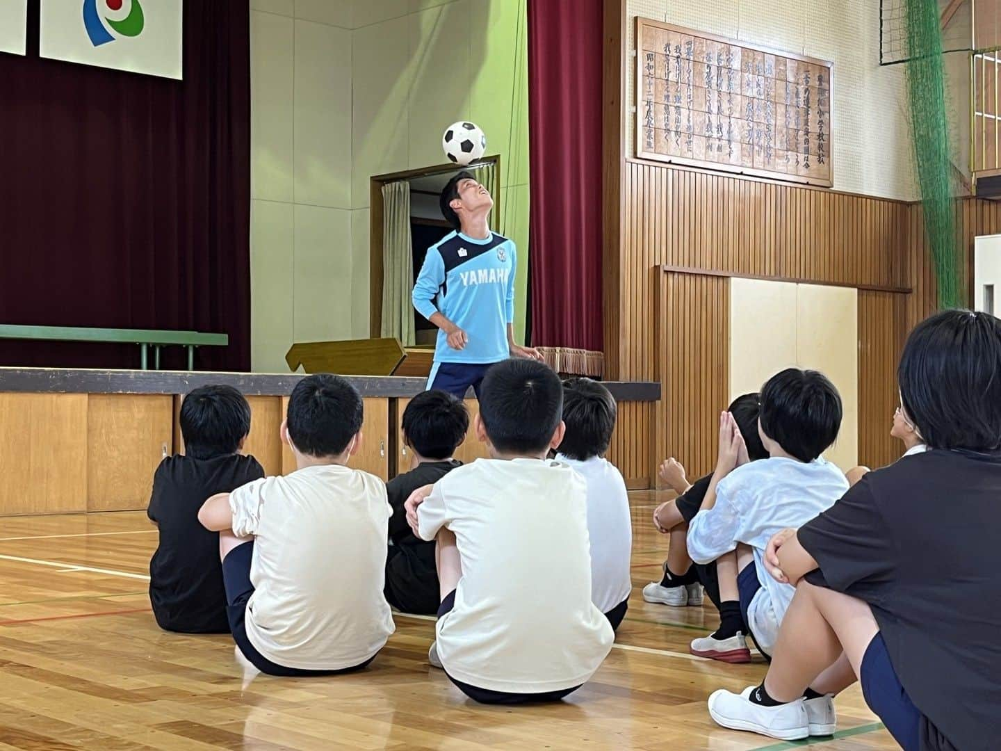 ジュビロ磐田さんのインスタグラム写真 - (ジュビロ磐田Instagram)「🏫#磐田市 小学校訪問レポート🏫  #松本昌也 選手は豊岡北小学校で6年生の皆さんと交流🙌 リフティングを披露すると、「すごーい！！」と大きな歓声が起こりました⚽  #シャレン  @iwatacity_official  @sensyukai.jubilo」10月14日 13時34分 - jubiloiwata.official