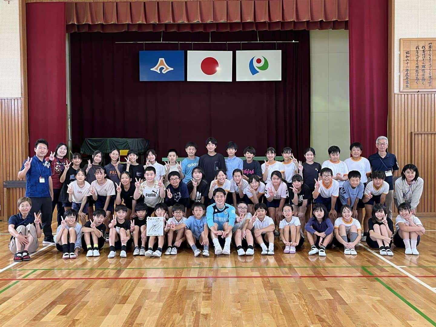 ジュビロ磐田さんのインスタグラム写真 - (ジュビロ磐田Instagram)「🏫#磐田市 小学校訪問レポート🏫  #松本昌也 選手は豊岡北小学校で6年生の皆さんと交流🙌 リフティングを披露すると、「すごーい！！」と大きな歓声が起こりました⚽  #シャレン  @iwatacity_official  @sensyukai.jubilo」10月14日 13時34分 - jubiloiwata.official