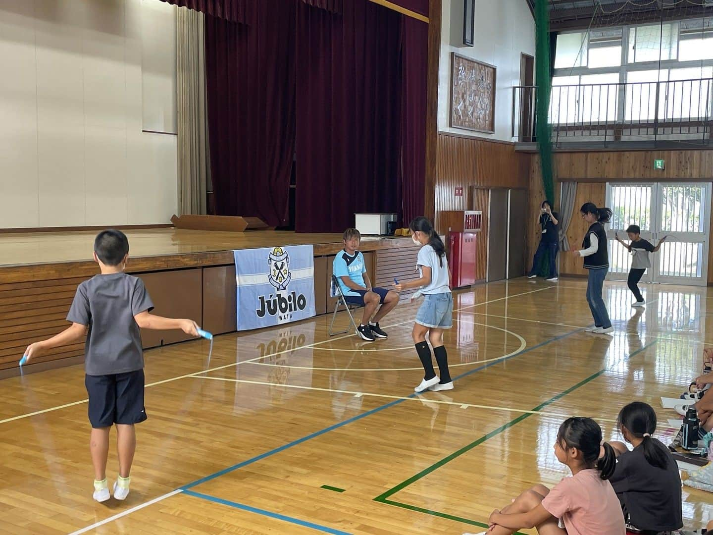 ジュビロ磐田さんのインスタグラム写真 - (ジュビロ磐田Instagram)「🏫#磐田市 小学校訪問レポート🏫  #遠藤保仁 選手は大藤小学校へ。 校技・なわとびを披露してくれました！ 遠藤選手も小学生時代、なわとびが得意だったそうです🐇  #シャレン  @iwatacity_official  @sensyukai.jubilo」10月14日 13時38分 - jubiloiwata.official