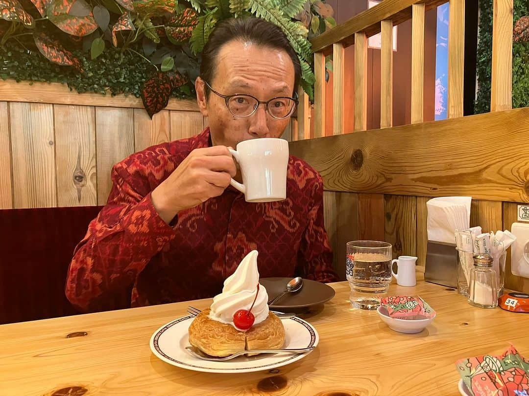 石井正文さんのインスタグラム写真 - (石井正文Instagram)「Di Bali, saya minum kopi enak di sebuah kafe yang dibuka oleh perusahaan Jepang bulan Januari tahun ini. Semoga saya juga bisa minum kopi ini di Jakarta.😊☕  日系企業が今年の１月にバリ島にオープンしたカフェで美味しいコーヒーをいただきました。ジャカルタでも楽しみたいですね。😊☕  #65indonesiajepang #65japanindonesia #dubesjepang #dubeskanasugi #coffee #Bali #food」10月14日 13時50分 - jpnambsindonesia