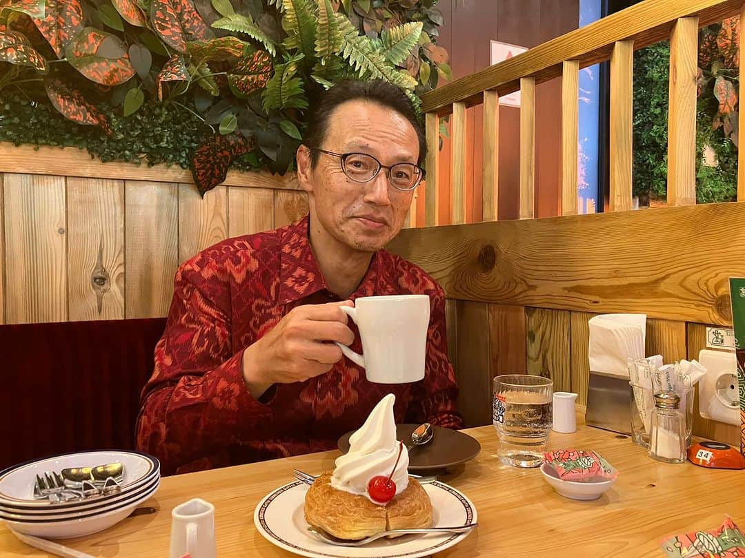 石井正文のインスタグラム：「Di Bali, saya minum kopi enak di sebuah kafe yang dibuka oleh perusahaan Jepang bulan Januari tahun ini. Semoga saya juga bisa minum kopi ini di Jakarta.😊☕  日系企業が今年の１月にバリ島にオープンしたカフェで美味しいコーヒーをいただきました。ジャカルタでも楽しみたいですね。😊☕  #65indonesiajepang #65japanindonesia #dubesjepang #dubeskanasugi #coffee #Bali #food」