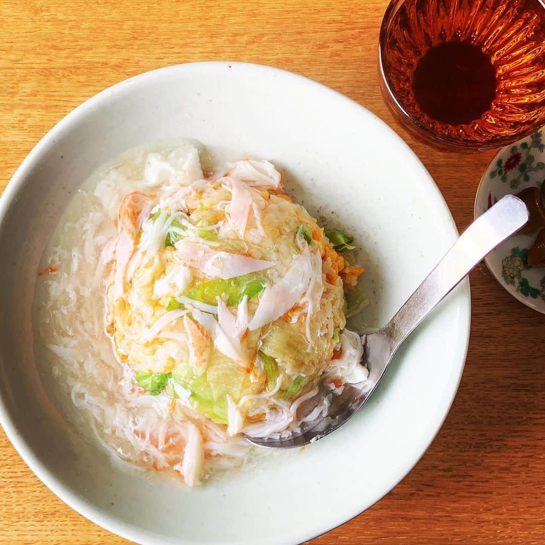 志摩有子さんのインスタグラム写真 - (志摩有子Instagram)「あんかけが美味しい季節。 卵とレタスの炒飯にカニカマと白身のあんかけとろーん。口当たりがよくなってペロリといける。  #卵とレタスの炒飯 #あんかけ炒飯 #カニカマレシピ #あんかけ大好き #アリコ飯店」10月14日 13時42分 - ariko418