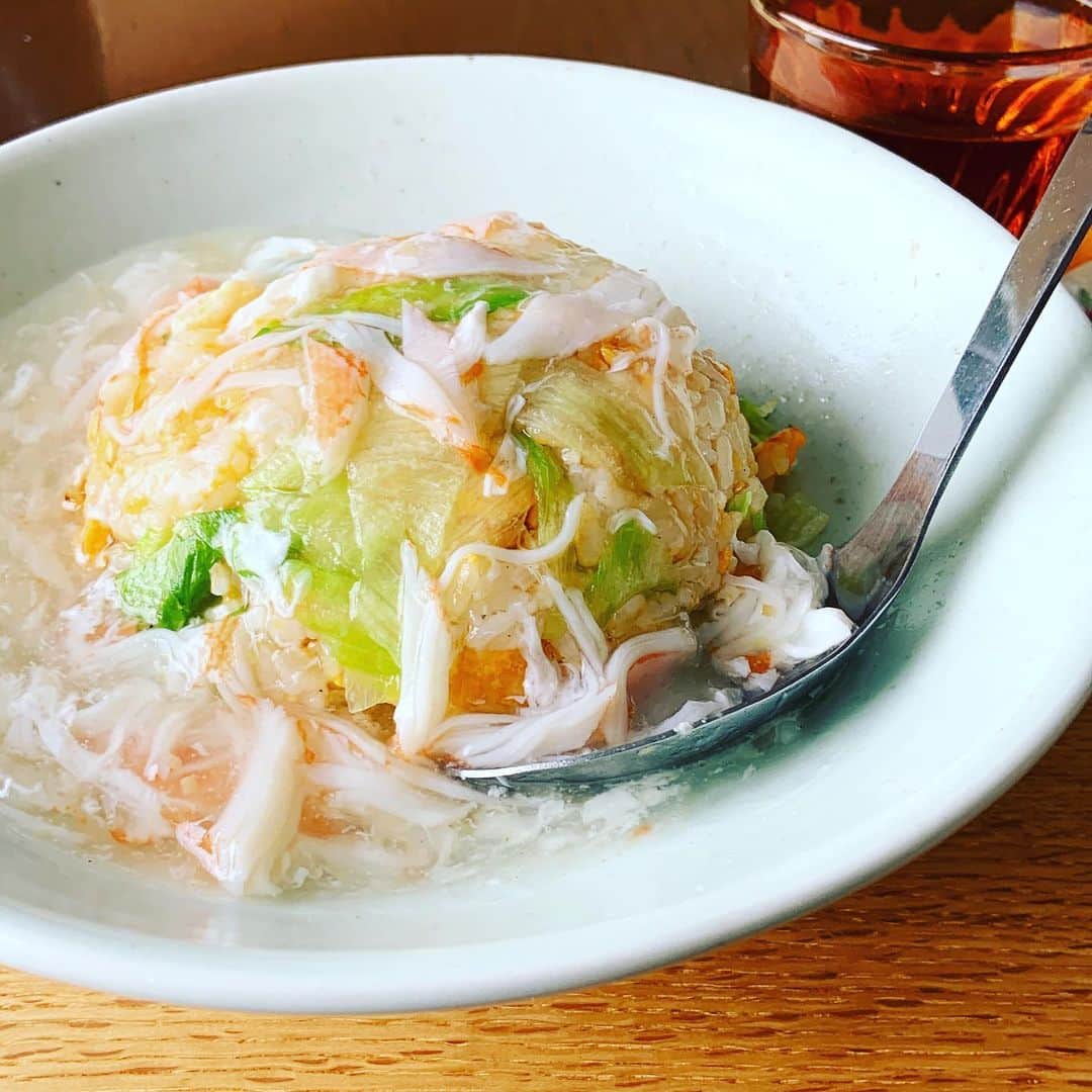 志摩有子さんのインスタグラム写真 - (志摩有子Instagram)「あんかけが美味しい季節。 卵とレタスの炒飯にカニカマと白身のあんかけとろーん。口当たりがよくなってペロリといける。  #卵とレタスの炒飯 #あんかけ炒飯 #カニカマレシピ #あんかけ大好き #アリコ飯店」10月14日 13時42分 - ariko418