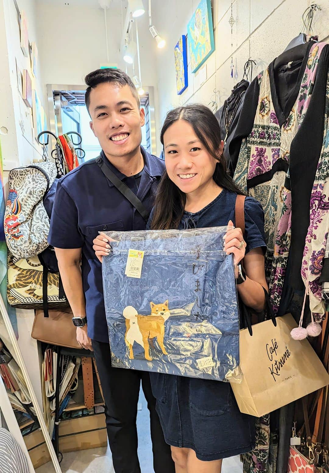 平井富子のインスタグラム：「A wonderful couple appears  from America！  SFからWendyさんとDamonさんがアンシャンテに、、  Wendyさんは日本は初めて。Damonさんは３回目とか。箱根や京都を観光予定。楽しみですね。  呼びましたか？柴犬トートバッグ等気に入って頂きました。可愛いです～  日本の秋をお楽しみ下さい〜」