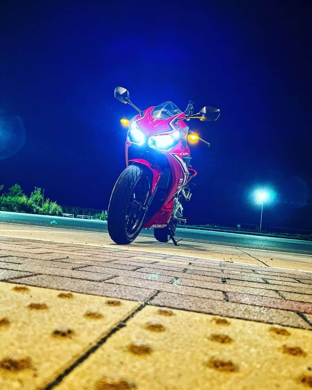 西野誠さんのインスタグラム写真 - (西野誠Instagram)「『回転木馬』稽古で、東京から四日市までバイクで行ってきました。2日間で800キロ近く。走った〜。 #四日市 #回転木馬 #ミュージカル回転木馬 #honda #ホンダ #cbr400r #バイク」10月14日 13時46分 - makotonishino