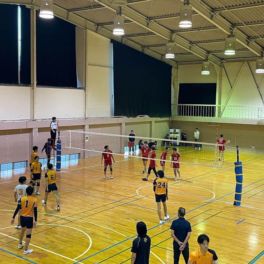 海外スポーツ用品の通販ショップ melis（メリス）のインスタグラム：「関東大学バレーボール男子3部リーグ 流通経済大学vs城西大学 3-0」