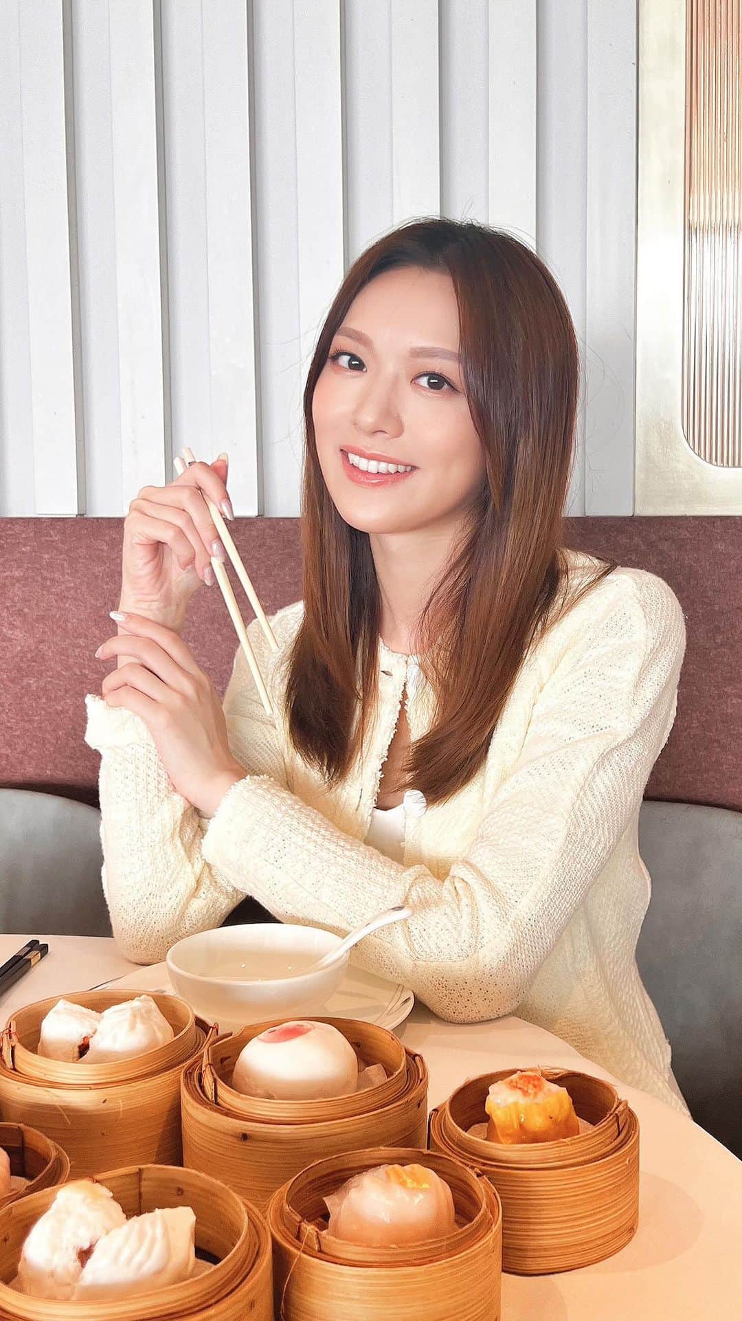 クリスタル・フォンのインスタグラム：「又到週末，是和親朋好友一起去品嚐點心、飲茶的好時機。🫖 但健康飲食也很重要！ 鍾意飲茶食點心又想唔想變肥？🥢  不用擔心！ 這裡我整理了一些大家常食的點心熱量給大家參考， 而且我亦有幾個小技巧可以讓你在享受一盅兩件的同時也照顧到飲食管理。💪  首先，建議一餐的熱量控制在800kcal以內。 點心雖小，但其實熱量可不低，要適量攝取。   其次，蒸的點心是個不錯的選擇。 比起炸或煎的點心，蒸的點心熱量較低，更健康。  再來，點一份白灼蔬菜吧！ 除了能增加飽足感，蔬菜也是維生素和纖維的好來源。  還有，避免添加額外的調味料，例如甜醬或辣椒醬。 雖然它們能讓點心更美味，但也容易使熱量攀升。  總結，均衡飲食才是王道， 每餐要確保有足夠的主食澱粉類、蛋白質，以及蔬菜。 健康營養，從每一餐做起。🥬 Have a nice weekend. ☺️🥢 #nutritiontips」