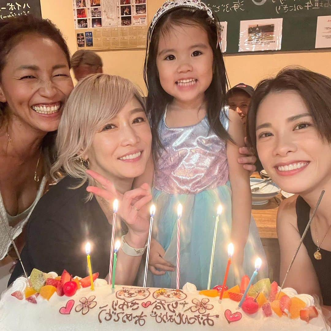 杏さゆりさんのインスタグラム写真 - (杏さゆりInstagram)「思い出投稿🤍in 石垣🤍 天使👼と誕生日が近いってことで一緒にお祝いしてもらいました☺️🩷 ケーキバクつく変顔写真🤪www . Memories posted 🤍 in Ishigaki Island 🤍 My friend's Angel👼 birthday and mine are close to each other, so we celebrated together ☺️🩷 A funny photo of me eating cake 🤪www . #石垣 #石垣島 #ishigaki #ishigakiisland  #杏さゆり #SayuriAnzu」10月14日 13時47分 - anzu_sayuri_official