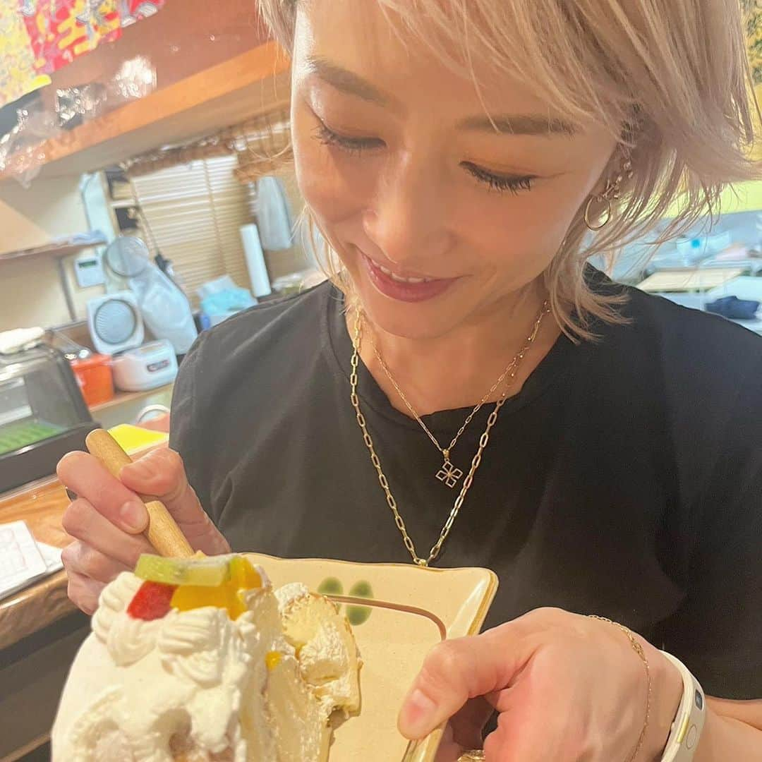 杏さゆりさんのインスタグラム写真 - (杏さゆりInstagram)「思い出投稿🤍in 石垣🤍 天使👼と誕生日が近いってことで一緒にお祝いしてもらいました☺️🩷 ケーキバクつく変顔写真🤪www . Memories posted 🤍 in Ishigaki Island 🤍 My friend's Angel👼 birthday and mine are close to each other, so we celebrated together ☺️🩷 A funny photo of me eating cake 🤪www . #石垣 #石垣島 #ishigaki #ishigakiisland  #杏さゆり #SayuriAnzu」10月14日 13時47分 - anzu_sayuri_official