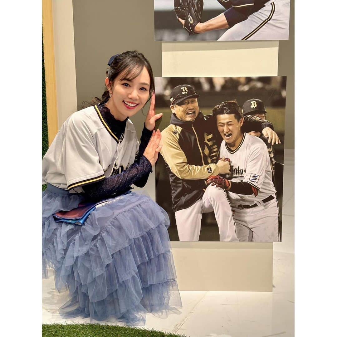 咲妃みゆさんのインスタグラム写真 - (咲妃みゆInstagram)「⚾️初の野球関連のお仕事⚾️ NHK大阪「クライマックスシリーズ直前　夢の関西対決へ　ホンマに頼むでＳＰ」(関西ローカル)に出演させていただきました。 ⁡ 誰だ？…誰だ！？と初めて私の存在を認識してくださった皆さまへ 「初めまして。オリックスバファローズファンの咲妃みゆ(さきひ みゆ)と申します。ファン歴約２年半とまだまだ日が浅い新参者ですが、気持ちはとても熱いです🔥どうぞ宜しくお願い致します‼︎‼︎🙇‍♀️」 ⁡ バファローズファンといえば…‼︎ #ますだおかだ の #岡田圭右 さん✨ #チキチキジョニー の #石原祐美子 さん✨ チームファンの端くれとして一方的に拝見してきたお二方と、まさか同じ空間でバファローズへの想いを共有させていただける日が来ようとは…人生何が起こるか分かりません🥹 岡田さんも石原さんもとっっってもお優しくて、生放送でドキドキしていた私に何度も助け舟を出してくださいました。そういった意味でも「バファローズ最高…」となりました😭🙏 ⁡ セ・リーグはまだまだ勉強不足なのですが、今回#阪神タイガース さんの数々の注目ポイントや素晴らしい選手の方々の知識を得ることができて、なんて魅力的で驚異的なチームなんだ‼︎‼︎と感じました🐯 私の大切な同期生#綺咲愛里 ちゃんが応援している球団でもありますので、夢の関西対決が叶った日には一際胸が熱くなりそうです❤️‍🔥 ⁡ 今日から始まるCSファーストステージ⚾️ セ・リーグ、パ・リーグ共に、選手・スタッフの皆さんが元気いっぱい心の底から野球を楽しめますように…✨ ⁡ オリックスバファローズ愛・野球愛がぐんと増す忘れられない１日でした。ご縁に感謝を…🤍 ⁡ 放送終了後に #石原祐美子 さんと📷 #オリ姫先輩 ♡♡♡ ⁡ #中嶋聡 監督 #紅林弘太郎 選手 #大好きな写真 #夢のスリーショット 😍違←」10月14日 13時48分 - miyusakihi