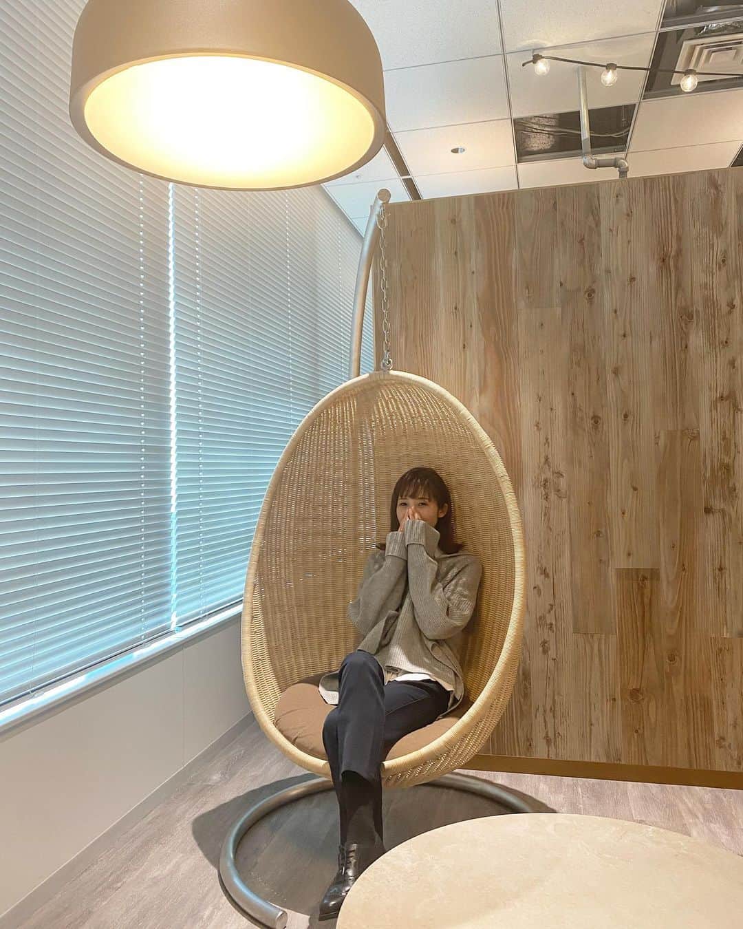 眞家泉のインスタグラム：「. しばらく経ちますが 9/7に33歳になりました 遅れたけれど、メッセージありがとうございます💐！  応援してくれる皆さんの、周りで支えてくれる方々の、一人ひとり違った優しさに触れられること いま穏やかに時を刻めること 大切にして過ごしたいと思います  たぶん季節は正反対、 というくらい前の写真です🐣👱🏻‍♀️  #33」