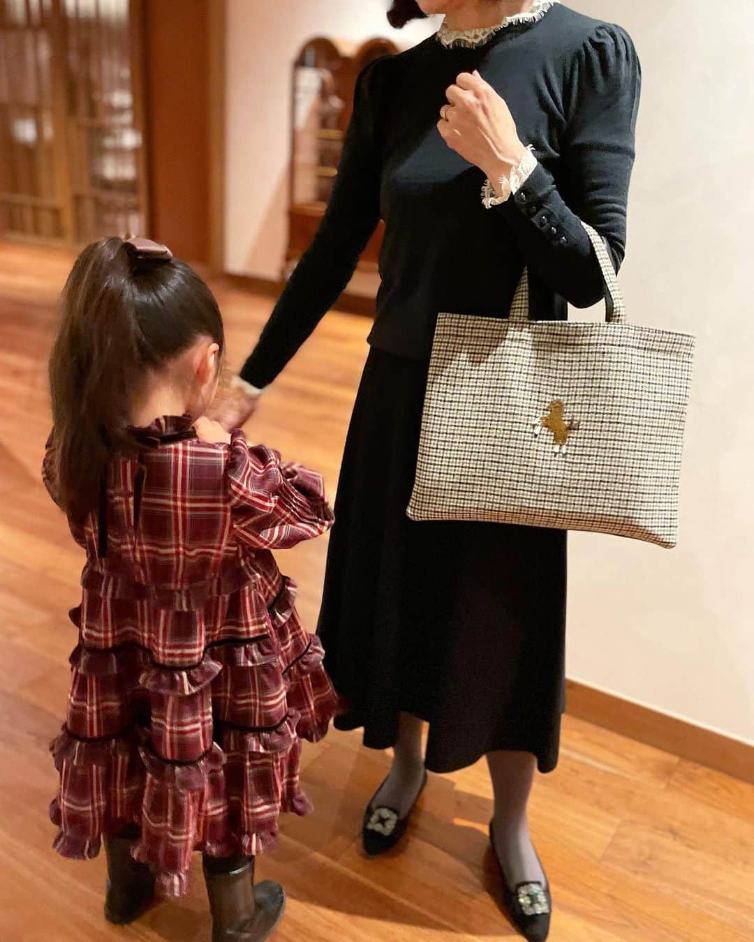 のインスタグラム：「・ ばあばコーデ💕 楽しみにしてくださる方もちらほらいらっしゃるので上げてみます❣️ 私もいつもかわいいなぁ〜と思うばあばコーデ🥰 レッスントートを持ってる姿も可愛くて、ばあば世代にもおすすめできます✨✨ このトート、本当にほっこりしないのです。 ストールを巻いたコーデは上下ともにセブンテン☺️ このパンツはばあば世代も腰回り気にせず、綺麗に履けるので改めて気に入っています。 スカーフはわたしが去年からプレゼントしたものを愛用してくれていて、とっても嬉しい🥰🐎🎁」