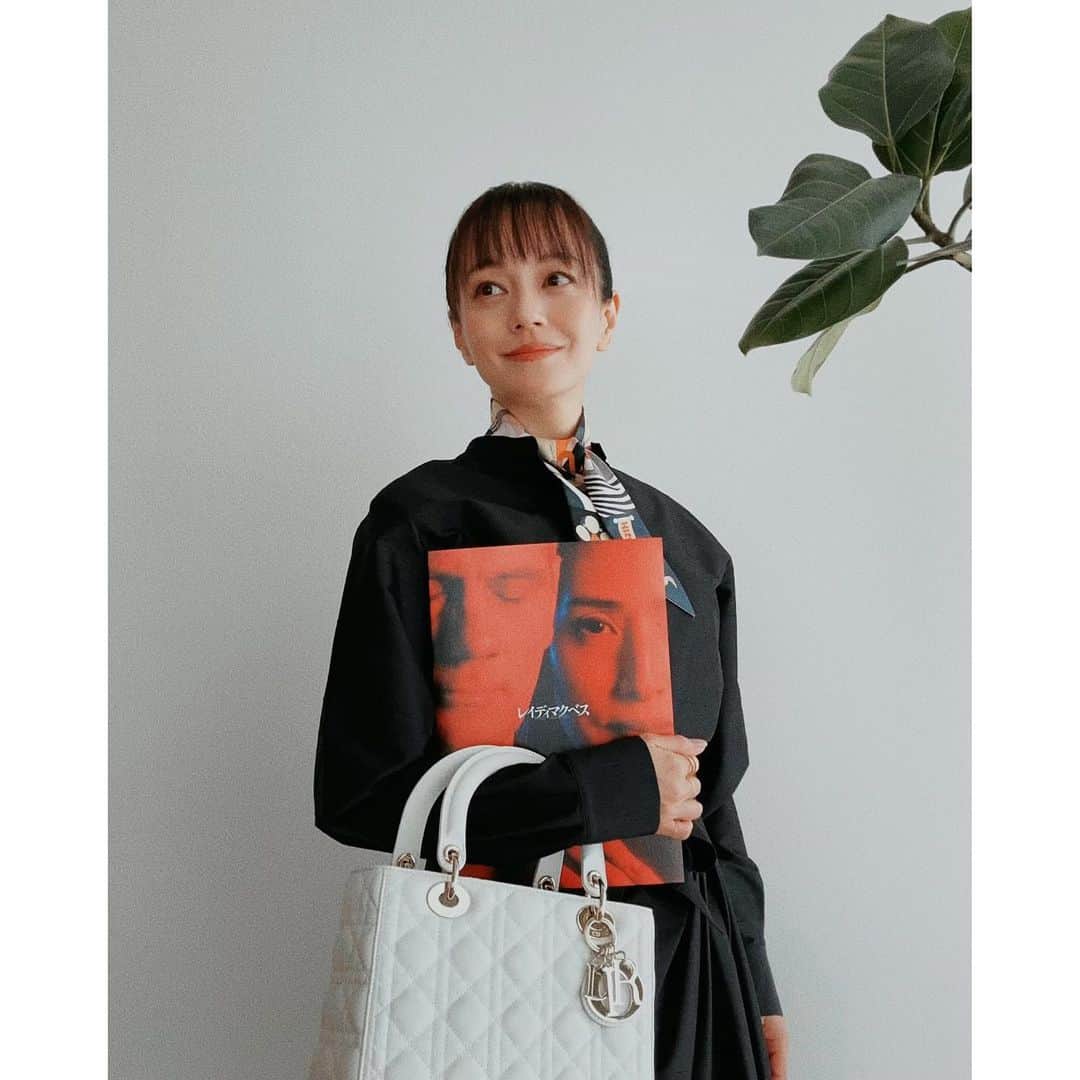 牧瀬里穂のインスタグラム：「すっかり秋らしい気候になりましたね  先日「レイディマクベス」を観劇  今日はインフルエンザの予防接種を受けて 静かに過ごしています 栗蒸し羊羹をいただきながらNetflix  皆様も良い週末をお過ごし下さい」