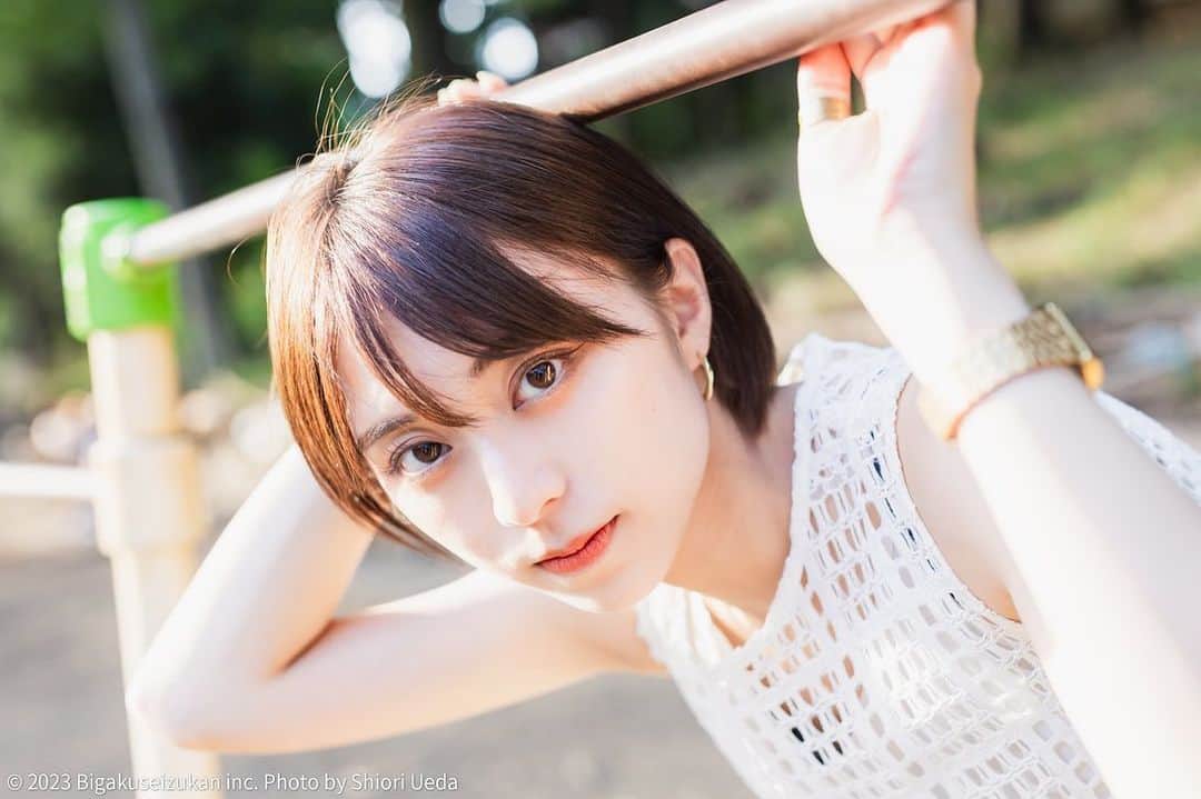 美学生図鑑のインスタグラム：「【美学生図鑑×ミス青山】 Entry No.1　小西莉々栞（経営学部3年生） @aoyama_miss1_2023  ショートカットが似合うボーイッシュな彼女は ミスコンのイメージと違う自分に悩んだこともあるそう  インタビューでは古着屋でのアルバイトの 裏話についても話を聞かせてくれました！  可愛い！綺麗！と思ったらぜひ 応援コメントをお願いします✍️✨  ┈┈┈┈┈┈┈┈┈┈┈┈┈┈┈┈┈┈┈┈┈┈┈┈┈┈ 美学生図鑑の『ミス青山特集』では 6人のファイナリストの撮り下ろし写真 ＆個性溢れるロングインタビューを掲載😉💗  ‣‣記事はプロフィールのURLから 　Webサイトをチェック！🔍  ‣‣他の美学生の写真はこちらから！🙌  　@bigakuseizukan ┈┈┈┈┈┈┈┈┈┈┈┈┈┈┈┈┈┈┈┈┈┈┈┈┈┈」