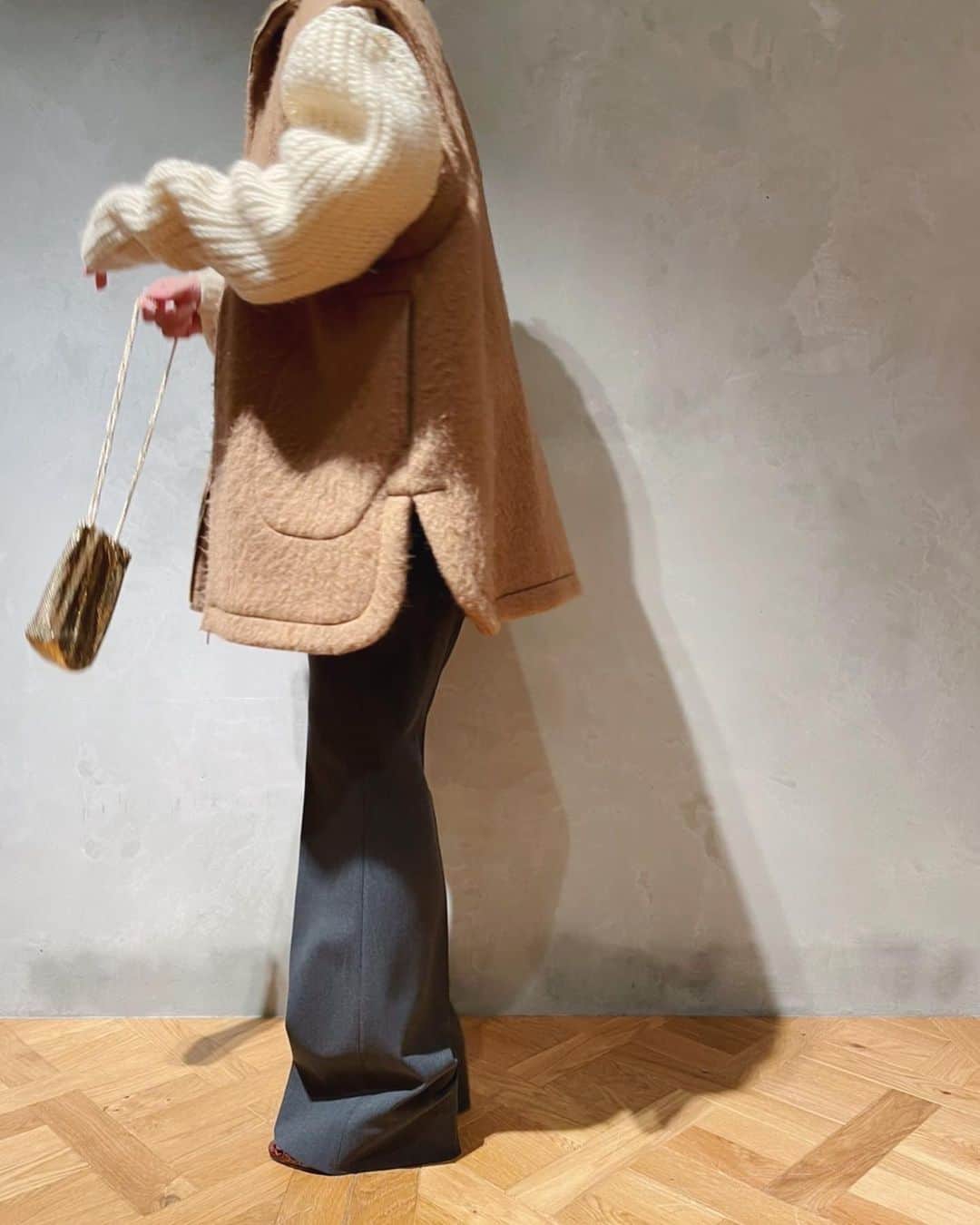 IÉNA LA BOUCLEのインスタグラム：「. ⁡ 〈BabyCAMEL ベスト〉 ⁡ 高級素材でもあるBABYCAMELは尾州で作られたLA BOUCLEの別注生地。 空気を含む性質があるので保温性高く、弾力のあるソフトな肌触りで心地良く着られます。 ゆったりとしたサイズ感で、ニットやシャツの上から着るだけでこなれた印象に。 ⁡ vest ¥79,200 intax no. 23011914138030 ⁡⁡_______________________  remake knit cardigan @violetteroom  ¥30,800 intax  #ienalaboucle#iena#イエナ#イエナラブークル#ienalaboucle_23aw」