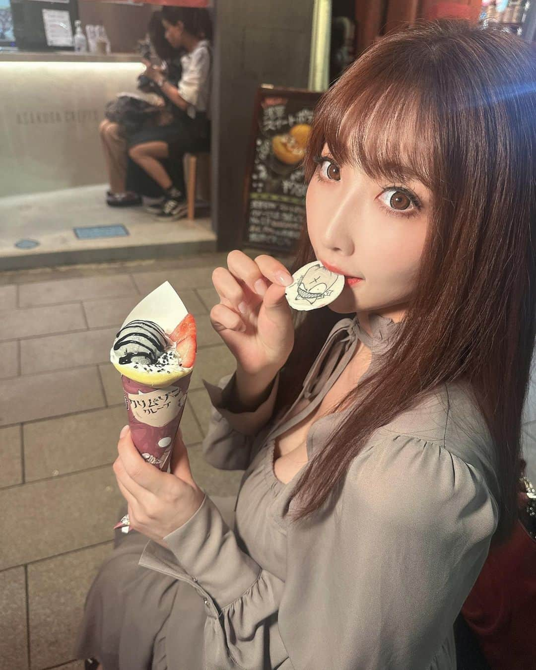 桃色れくさんのインスタグラム写真 - (桃色れくInstagram)「「krim&zon クレープ」食べてきました！ ゴマ美味しかったよ❤ ⁡ ꙳✧˖°⌖꙳✧˖°⌖꙳✧˖°⌖꙳✧˖°⌖꙳✧˖°⌖꙳✧˖°⌖꙳✧˖°⌖꙳✧˖°.. 🏡お店情報🏡 浅草くれーぷ 東京都台東区浅草１丁目41番9号 バッティングスタジアムの近く！ https://www.instagram.com/asakusa_crepe/# ꙳✧˖°⌖꙳✧˖°⌖꙳✧˖°⌖꙳✧˖°⌖꙳✧˖°⌖꙳✧˖°⌖꙳✧˖°⌖꙳✧˖° ⁡ * * * * * 🍑ももれくフレンズ予定🍑 ⁡ 10/28　ギャルカフェ10sion 1日店長 11/12　名古屋  ⁡ 🍑毎日更新中ファンクラブサイト「Fantia」🍑 Instagramに載せられないのが載ってます♡ https://fantia.jp/fanclubs/17179 ⁡ 🍑＼To my overseas fans／🍑 ▶️https://www.patreon.com/momoreku ⁡ * * * * * #ワンピース #プチプラワンピース  #ファッション #fashion #womanfashion  #東京デート #浅草グルメ #浅草デート  #クレープ #freelancemodel #japanesemodel」10月14日 14時01分 - momoreku