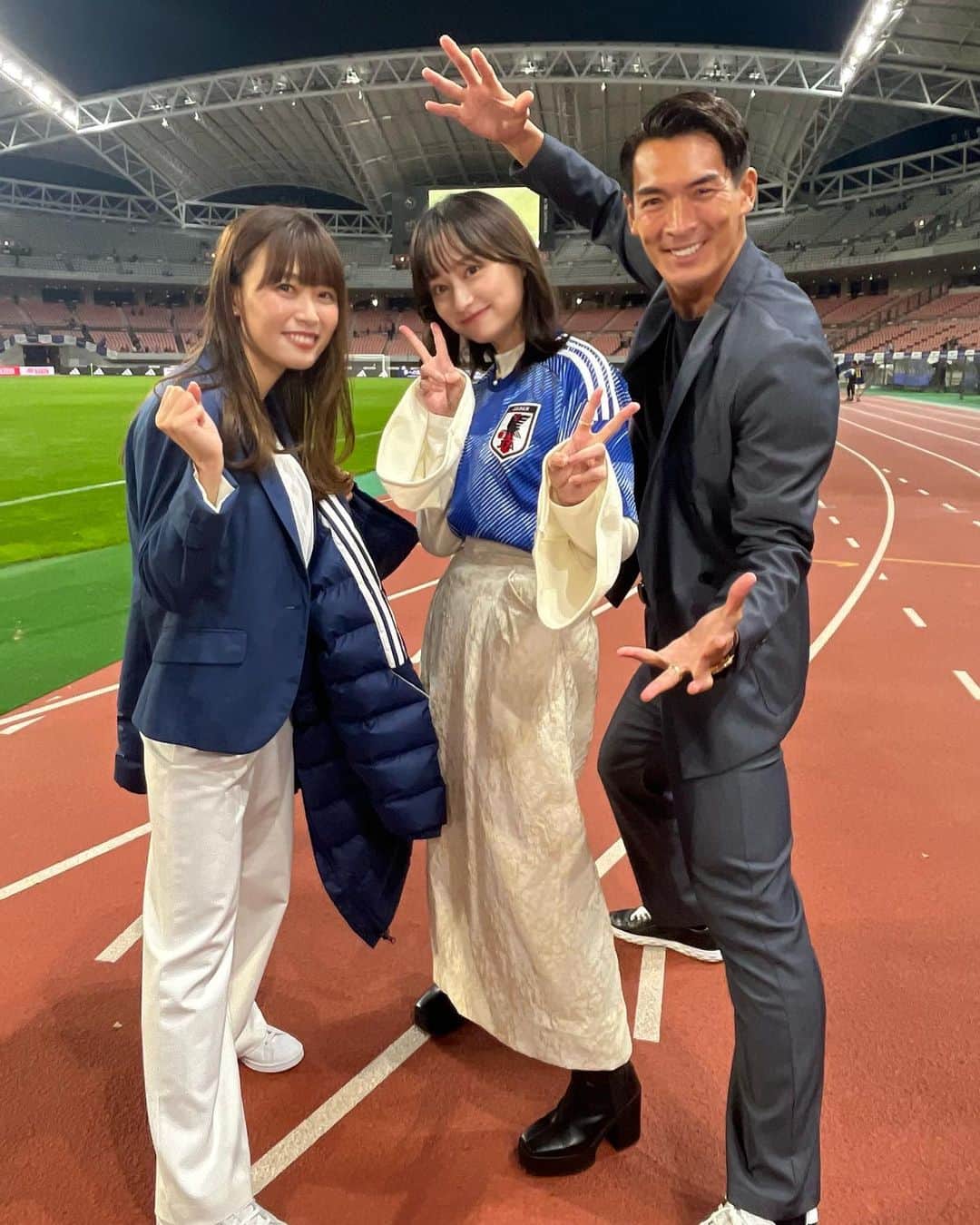 西澤由夏のインスタグラム：「エンディングは スポタイメンバーでお届けしました🤝  日本勝利、 おめでとうございます🇯🇵  ピッチレベルで お仕事をさせていただくのは 初めてでしたが、 スピード感、迫力、勢い… 全てに魅せられました。✨  #SAMURAIBLUE #サッカー日本代表」