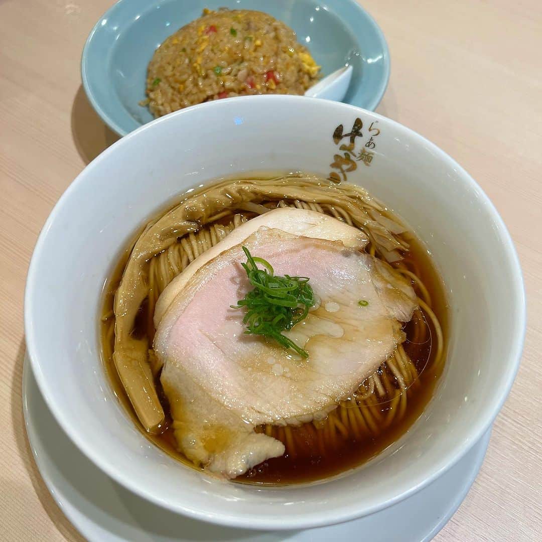 のインスタグラム：「2023年の五十二杯目🍜  らぁ麺 はやし田 味の素スタジアム店 (調布)  醤油らぁ麺と半チャーハン  美味しゅうございました🙏  ⭐️⭐️⭐️⭐️」