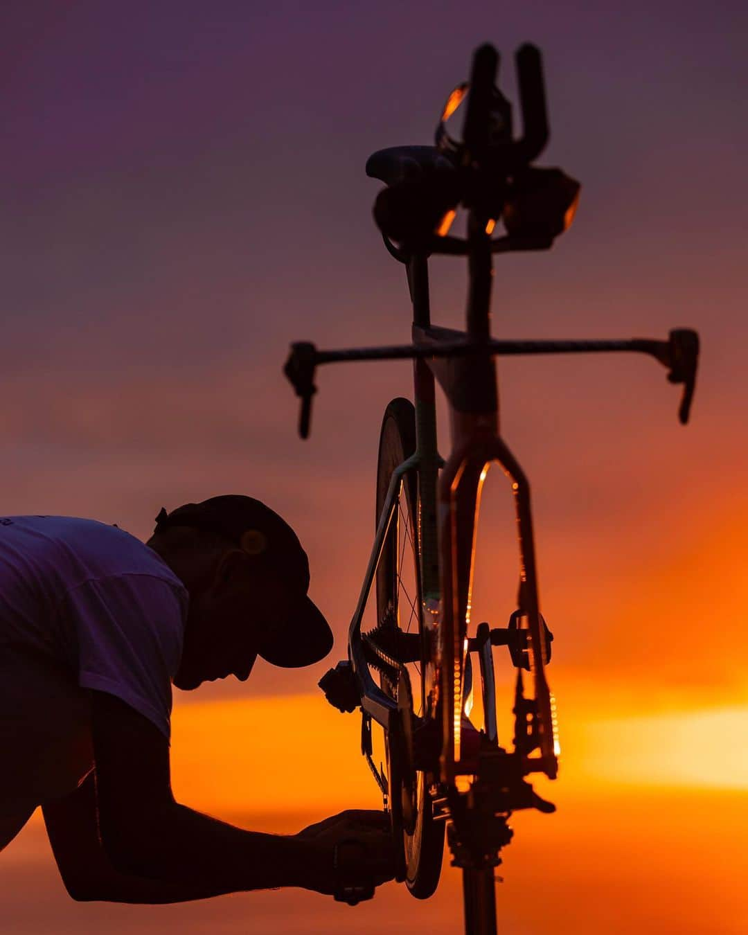 Zipp Speed Weaponryのインスタグラム：「The last sunset before race day. Months of preparation culminate here. The bikes are ready, the athletes are ready. One more sleep and it’s go time! 🌅#ZwiftAtKona  📸: @leon_van_bon」