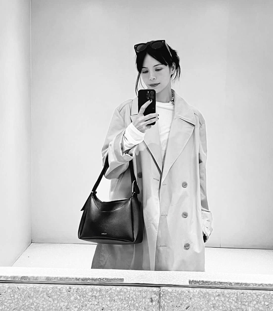 のインスタグラム：「パリじゃん。 だから トレンチじゃん。  意外とまだ暑くて 日中全然着てられなかった　笑 残念」