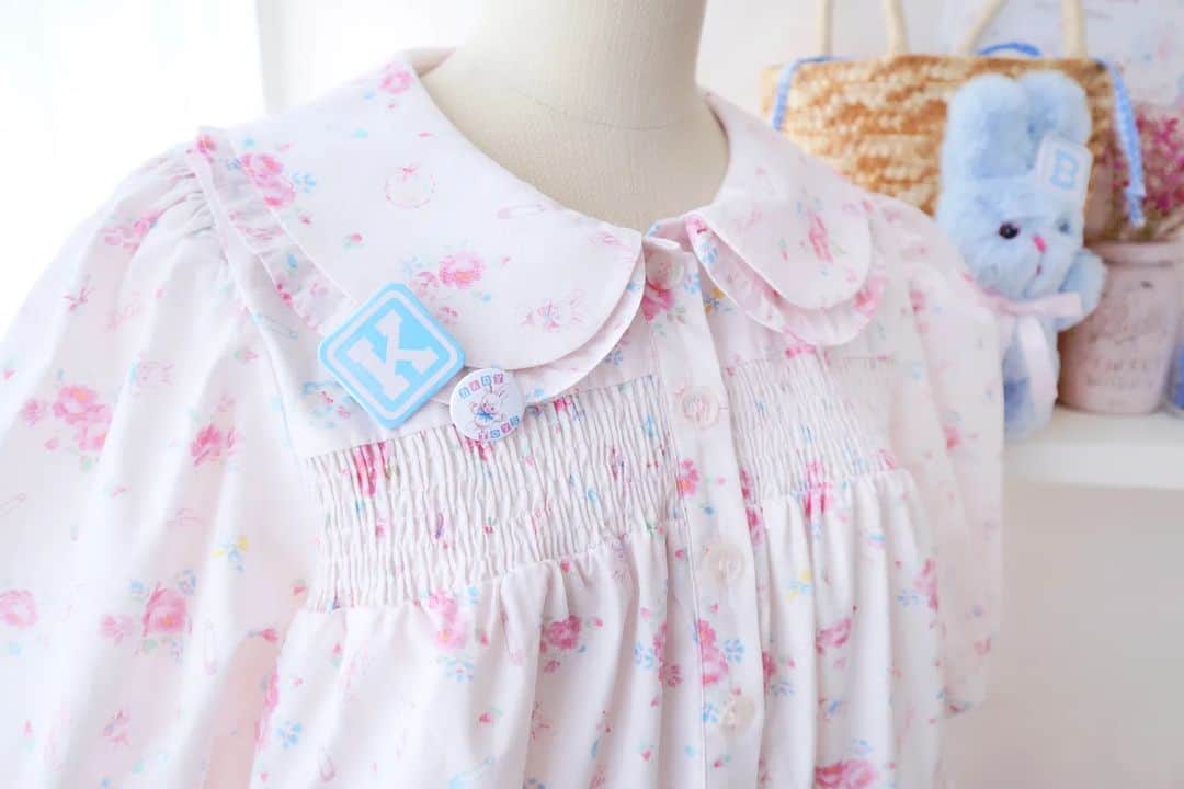 ケイティのインスタグラム：「💐𝔹𝕒𝕓𝕪 𝔹𝕦𝕟𝕟𝕪 𝕊𝕙𝕠𝕨𝕖𝕣🍼･ﾟ *   赤ちゃんうさぎにお花たち、 BABY TOYS をふんだんに乗せて..🐇☁️  優しいピンクの オリジナルファブリックで織りなす、 “ ベイビーバニーシャワー ” シリーズより タイニードレスが登場  丸襟のフリルは縫い付けられているのではなく ダブルに重なっているのが ときめくポイント🩷  #katiethestore」