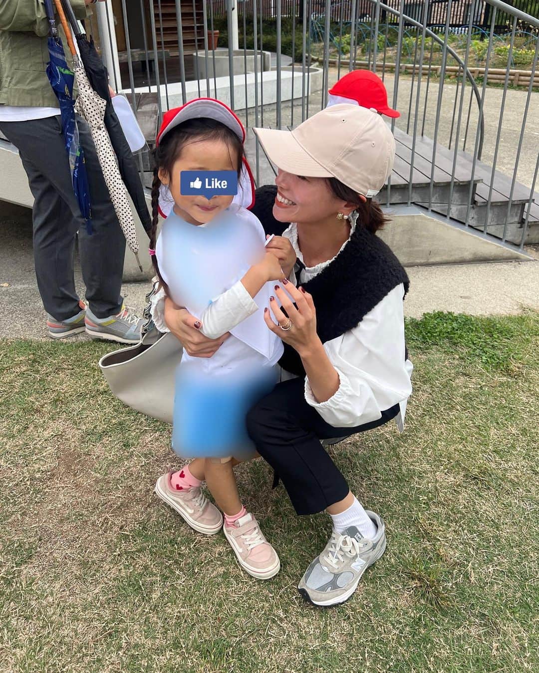 ayu kagawaのインスタグラム：「運動会🇯🇵🇺🇸🇦🇪🏴󠁧󠁢󠁳󠁣󠁴󠁿🇺🇦  4歳の可愛いダンスを目に焼き付けた☺️🫶 年長さんのリレー、本当感動する🥺来年楽しみだな😌  今日はプチフリルブラウスにブークレベストでちょうどいい気候でした☺️ 大きすぎないプチフリルがすごく気に入っている♡ (どちらも完売していましたがPOP UPでご用意しております♡  あー楽しかった🥳 どんどん成長するやんか🥹」