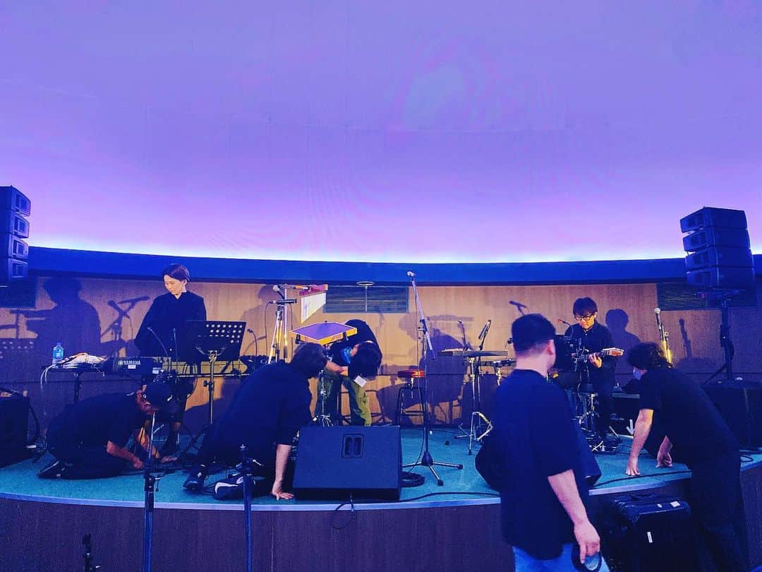 のインスタグラム：「本日はバンドー神戸青少年科学館のプラネタリウムにてLIVE。  きょうはどんな夜になるのか、 いまからわくわくです  2stageあるんだけど セトリは同じでも、 毎回ぜんぜん違うのです！」