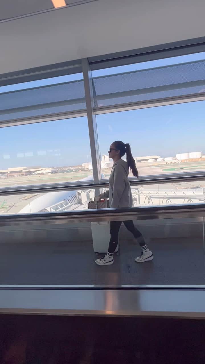 Kim Chiuのインスタグラム：「Get ready with me, #CHIUrista on a roll!🇺🇸✈️ #GRWM  It Felt different traveling nowadays without a face mask, face shield, and vaccination card(being checked now and then.) Wala lang, nag flashback lang sakin two years ago. LIFE is full of surprises. Live it. Love it. Take risks and live life with no regrets.❤️」