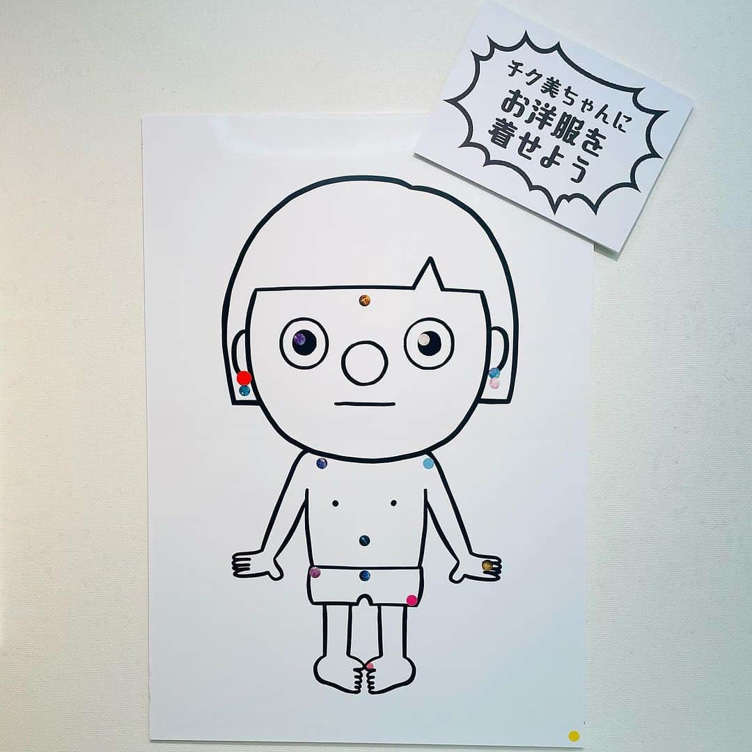 中村涼子のインスタグラム：「１０月３日〜８日 中村涼子個展『ALL ME！』より  【チク美ちゃんにお洋服を着せよう！】  丸いシールを無限に用意して 会期６日間でご来場者様にシールを思い思いに貼っていってもらって 1着の洋服にしてもらおうというコチラの企画  1枚目は初日終わり 2枚目は最終日終わり  チク美ちゃんのボードの大きさはA1 まあまあの大きさにシールを貼ってもらって どんな服ができるかなと楽しみにしていたら…  派手派手独創的チク美ちゃんに…！！！！  メイクもネイルも指輪もほどこしている…！💅 胸元には チクミ の文字も…！！  みなさまご参加ありがとうございました！ またやりましょう😂  (絵本を置いておいて ６日間で一冊の絵本を完成させる という企画もあったのですが、 何も説明してなくて、 最終日真っ白な絵本がそのまま置いてあった😂 これもまた…)  #中村涼子個展　#ALLME」