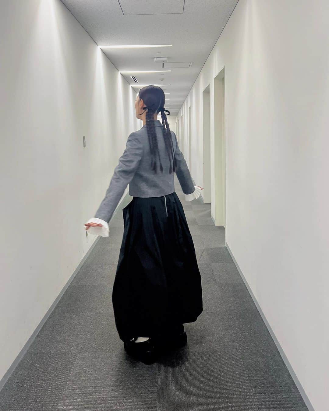 江田友莉亜さんのインスタグラム写真 - (江田友莉亜Instagram)「@tabisalad 旅サラダ海外旅は 南アフリカの旅を5週にわたってお届けしてきました🙂‼︎ 久しぶりの海外ロケとスタジオがとても楽しくて、南アフリカも本当に大好きな国になりました🇿🇦✨ ありがとうございました‼︎  投稿してない写真たくさんあるので引き続きお楽しみに: )  jacket @foxey_official × @yoko.kamio」10月14日 14時21分 - edayuri_official