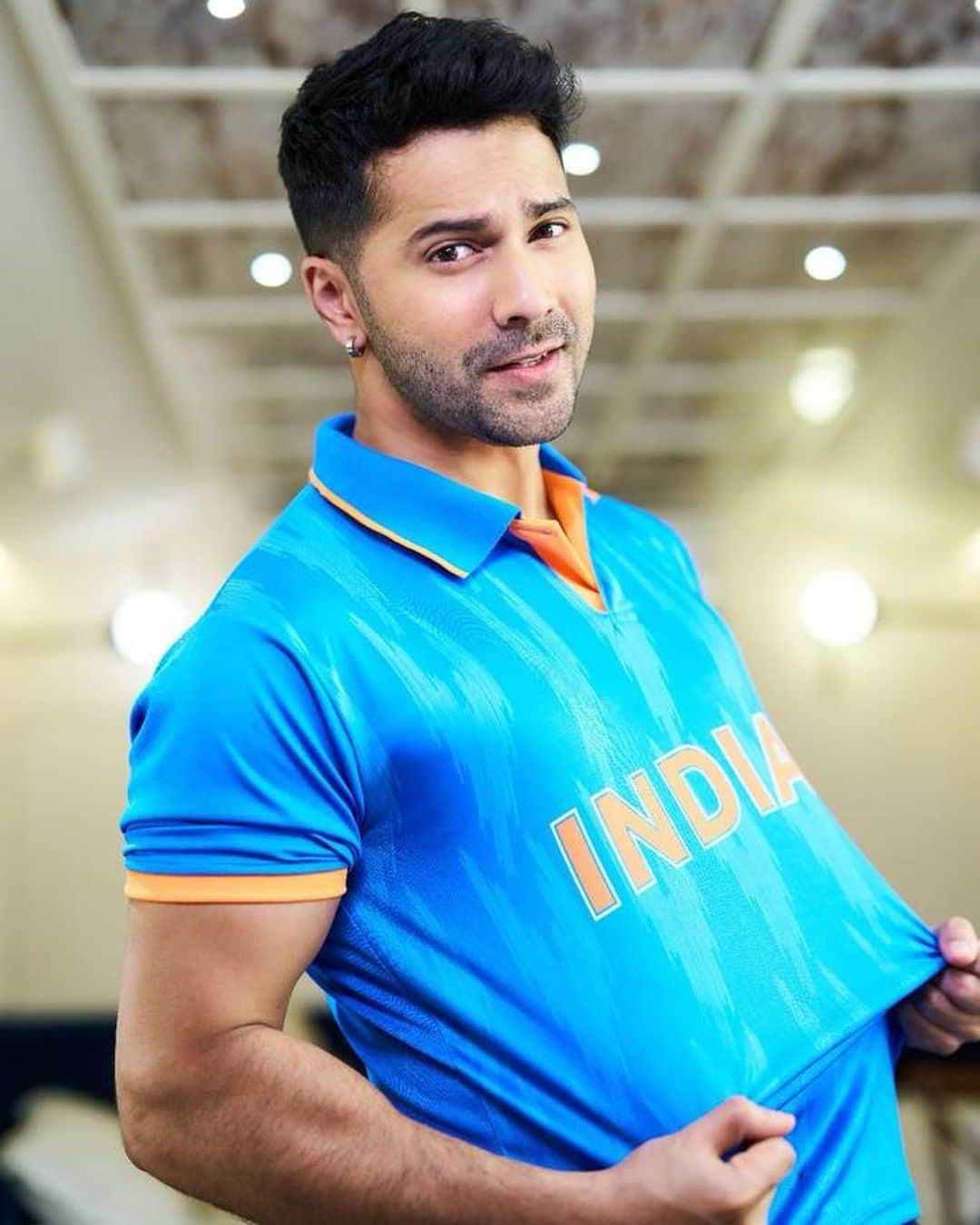 Varun Dhawanのインスタグラム：「INDIA INDIA INDIA 🇮🇳  Khelenge hum dil se Khelenge hum shaan se #worldcup #indiavspakistan 📸- @avigowariker」