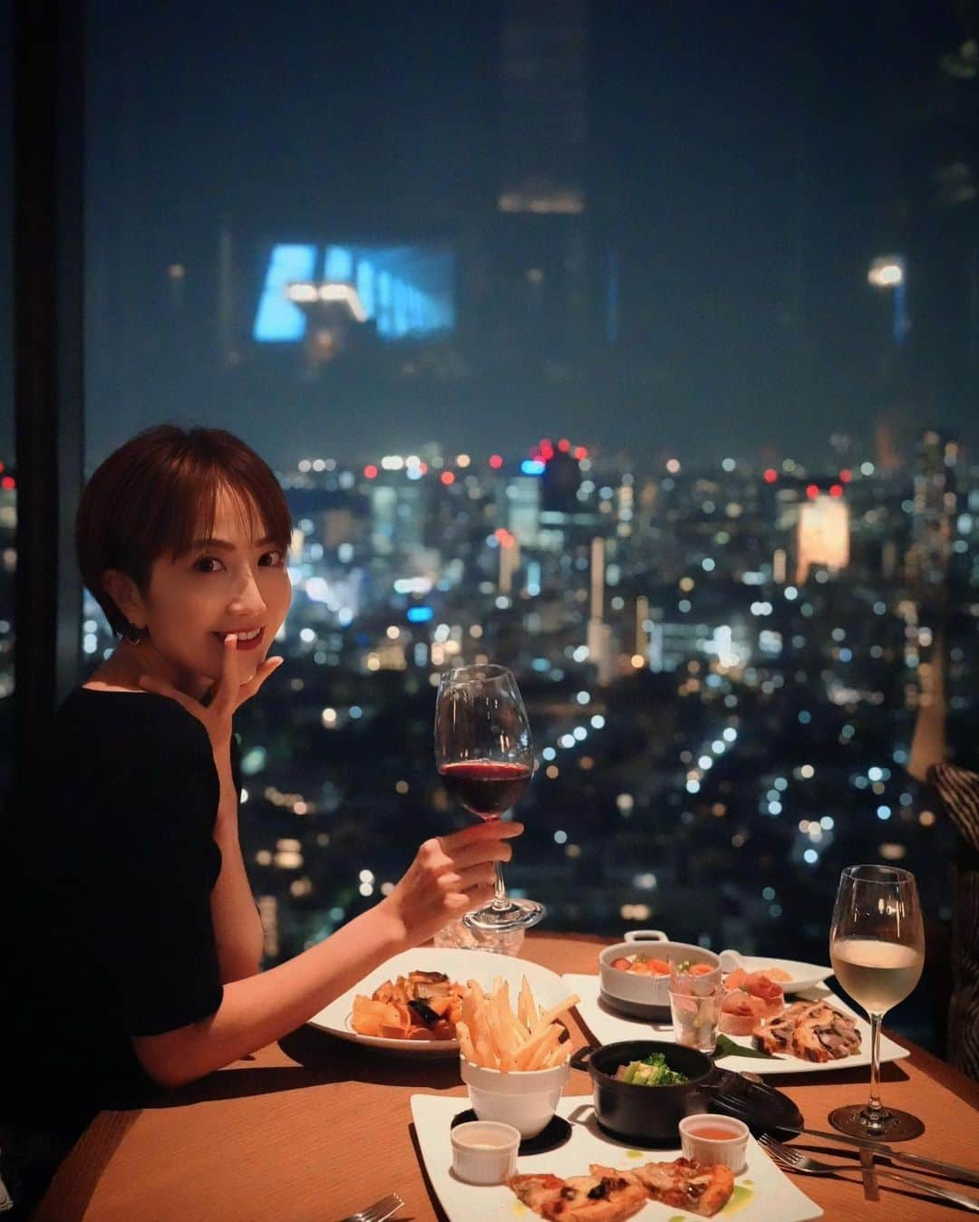 渡辺由布子さんのインスタグラム写真 - (渡辺由布子Instagram)「🍺🍷🍕🌮🫒🌜  秋の夜長にラグジュアリーなクラフトビアガーデンが期間限定OPEN!  品川プリンスホテル39階の「DINING & BAR TABLE 9 TOKYO」では、クラフトビール、クラフトハイボール、オーガニックワインなど多種多様なアルコールをフリーフローで2時間たっぷり堪能できるビアガーデンを開催中。  都会の夜景を眺めながら快適に楽しめる、新たなビアガーデンのスタイル。ドイツやスパニッシュ系のフードも充実。クラフトビール好きは必見◎  ［AUTUMN CRAFT BEER GARDEN (¥8,000)］ 🍽️COLD DISH 自家製パテ・アン・クルード 茸と生ハムのブルスケッタ スモークサーモンサラダ  🍽️HOT DISH トリュフ風味フライドポテト 牛肉のビール煮 フランドル風 舞茸とチョリソーソーセージのミックスピザ シーフードと茄子・トマトのコンキリエ サフラン風味  🫗DRINK ■タップマルシェクラフトビール 4種 ■ジョニーウォーカークラフトハイボール 3種 ■オーガニックワイン（赤・白） ■レモンサワー 1種 ■果実酒 4種 ■ソフトドリンク  こちらの投稿をご覧いただいた方へお得な特典！ 下記URLよりご予約いただくと期間限定で5%引きに！  https://www.princehotels.co.jp/shinagawa/plan/table9tokyo/beergarden.autumn/secret/?s_mc=ig_pr_202309_beergardencampaign  期間：2023年10月1日(日)-31日(火)  #PR #絶景はプリンスにある #table9tokyo #品川プリンスホテル #品プリ #shinagawaprincehotel #品川ホテル #絶景レストラン #ホテルレストラン #ビアガーデン #クラフトビアガーデン #クラフトビール #nightview #craftbeer   🏷 品川プリンスホテル 📍 @shinagawaprincehotel 🗾 #Shinagawa (#品川 ) #Tokyo (#東京 ) 🌏 #🇯🇵 #Japan (#日本 )」10月14日 14時29分 - watanabe_yuko