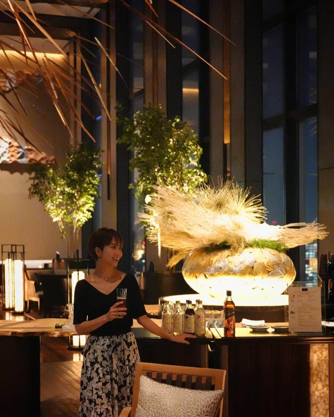 渡辺由布子さんのインスタグラム写真 - (渡辺由布子Instagram)「🍺🍷🍕🌮🫒🌜  秋の夜長にラグジュアリーなクラフトビアガーデンが期間限定OPEN!  品川プリンスホテル39階の「DINING & BAR TABLE 9 TOKYO」では、クラフトビール、クラフトハイボール、オーガニックワインなど多種多様なアルコールをフリーフローで2時間たっぷり堪能できるビアガーデンを開催中。  都会の夜景を眺めながら快適に楽しめる、新たなビアガーデンのスタイル。ドイツやスパニッシュ系のフードも充実。クラフトビール好きは必見◎  ［AUTUMN CRAFT BEER GARDEN (¥8,000)］ 🍽️COLD DISH 自家製パテ・アン・クルード 茸と生ハムのブルスケッタ スモークサーモンサラダ  🍽️HOT DISH トリュフ風味フライドポテト 牛肉のビール煮 フランドル風 舞茸とチョリソーソーセージのミックスピザ シーフードと茄子・トマトのコンキリエ サフラン風味  🫗DRINK ■タップマルシェクラフトビール 4種 ■ジョニーウォーカークラフトハイボール 3種 ■オーガニックワイン（赤・白） ■レモンサワー 1種 ■果実酒 4種 ■ソフトドリンク  こちらの投稿をご覧いただいた方へお得な特典！ 下記URLよりご予約いただくと期間限定で5%引きに！  https://www.princehotels.co.jp/shinagawa/plan/table9tokyo/beergarden.autumn/secret/?s_mc=ig_pr_202309_beergardencampaign  期間：2023年10月1日(日)-31日(火)  #PR #絶景はプリンスにある #table9tokyo #品川プリンスホテル #品プリ #shinagawaprincehotel #品川ホテル #絶景レストラン #ホテルレストラン #ビアガーデン #クラフトビアガーデン #クラフトビール #nightview #craftbeer   🏷 品川プリンスホテル 📍 @shinagawaprincehotel 🗾 #Shinagawa (#品川 ) #Tokyo (#東京 ) 🌏 #🇯🇵 #Japan (#日本 )」10月14日 14時29分 - watanabe_yuko