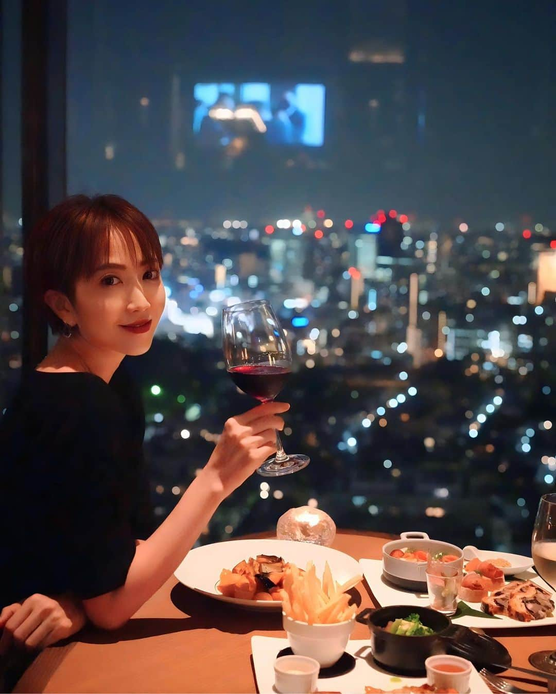 渡辺由布子のインスタグラム：「🍺🍷🍕🌮🫒🌜  秋の夜長にラグジュアリーなクラフトビアガーデンが期間限定OPEN!  品川プリンスホテル39階の「DINING & BAR TABLE 9 TOKYO」では、クラフトビール、クラフトハイボール、オーガニックワインなど多種多様なアルコールをフリーフローで2時間たっぷり堪能できるビアガーデンを開催中。  都会の夜景を眺めながら快適に楽しめる、新たなビアガーデンのスタイル。ドイツやスパニッシュ系のフードも充実。クラフトビール好きは必見◎  ［AUTUMN CRAFT BEER GARDEN (¥8,000)］ 🍽️COLD DISH 自家製パテ・アン・クルード 茸と生ハムのブルスケッタ スモークサーモンサラダ  🍽️HOT DISH トリュフ風味フライドポテト 牛肉のビール煮 フランドル風 舞茸とチョリソーソーセージのミックスピザ シーフードと茄子・トマトのコンキリエ サフラン風味  🫗DRINK ■タップマルシェクラフトビール 4種 ■ジョニーウォーカークラフトハイボール 3種 ■オーガニックワイン（赤・白） ■レモンサワー 1種 ■果実酒 4種 ■ソフトドリンク  こちらの投稿をご覧いただいた方へお得な特典！ 下記URLよりご予約いただくと期間限定で5%引きに！  https://www.princehotels.co.jp/shinagawa/plan/table9tokyo/beergarden.autumn/secret/?s_mc=ig_pr_202309_beergardencampaign  期間：2023年10月1日(日)-31日(火)  #PR #絶景はプリンスにある #table9tokyo #品川プリンスホテル #品プリ #shinagawaprincehotel #品川ホテル #絶景レストラン #ホテルレストラン #ビアガーデン #クラフトビアガーデン #クラフトビール #nightview #craftbeer   🏷 品川プリンスホテル 📍 @shinagawaprincehotel 🗾 #Shinagawa (#品川 ) #Tokyo (#東京 ) 🌏 #🇯🇵 #Japan (#日本 )」