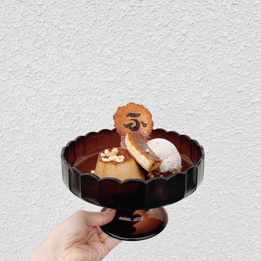 平野紗季子のインスタグラム：「もう一週間前なのか TEATONでのオールブラウン茶会。人生のお手本みたいな３日間だったな。  へんてこで信頼できる愛すべき人たちと、嘘偽りなく自分たちが幸せだなと思う光景をそれぞれの技術を持ち寄って作り出して、それをまた他の誰かと分かち合って、その人たちに喜んでもらうこと。  何年も前のスリランカの旅の中で思い浮かんだ「オールブラウンプリンアラモード」って言葉が、時を経てこんなにも素敵な現実を作り出してくれるのだから長く生きる意味ってあるとしたらきっとこういう日のためなのだろうなと思う。またみんなでお茶会しようねって言って別れました。  カルダモンのワタラッパン、ナツメグとバナナのソルベ、セイロンシナモンのメレンゲとムースオショコラ、ココナッツのチュイール、キャラメリゼしたバナナ。そうかこれがオールブラウンプリンアラモードか🍂 大西の茶色を追求したお茶と相俟って、香りの螺旋階段をぐるぐる重ねて駆け上がっていって気づいたら天国かな？みたいな菓子でした。鶴見くんありがとう。辻さんの器も可愛すぎたなあ。そしてTEATON製の紅茶染めのドレスまで(たった数日のポップアップのために衣装まであるなんて信じられない)。平野の限界接客は終始手が震えていました。  オールブラウン茶会 ------------------- 菓子 @hepopec  紅茶 @teteria.onishi  器 @factory_zoomer  全部 @t_e_a_t_o_n  企画 @sakikohirano ------------------- 頭の中で出会ったものを、 ひょいっとそのまま取り出して 現実世界の中で出会い直してみないと 気が済まないようなところがある。  オールブラウンプリンアラモード！ そう思ったのは何年も前のこと。 スリランカの首都・コロンボで 砂埃巻き上げて走るスリーウィラーの後ろで さっき買ったばかりの菓子を 無理やり食べ始めた時だった。  その菓子はワタラッパンと言う。 牛乳の代わりにココナッツミルクを使うプリンで 黒砂糖にも似たヤシの砂糖を使うから茶色になる。 食べると濃密な甘さとカルダモンの 香りがうっとり広がってたちまち紅茶が呼ばれる。 そういえばスリランカは紅茶の一大産地じゃないか。  もしブラウンカラーのプリンが主役となるならば。 そのプリンアラモードはすべからく 茶色く染め上げられるべきだろう。 ならば紅茶も、器も、ナプキンも、そのお茶会の制服も。 オールブラウンプリンアラモードで、 オールブラウンティーパーティーだ。  その夢は現実で どんな味を奮うのだろう。 -------------------」