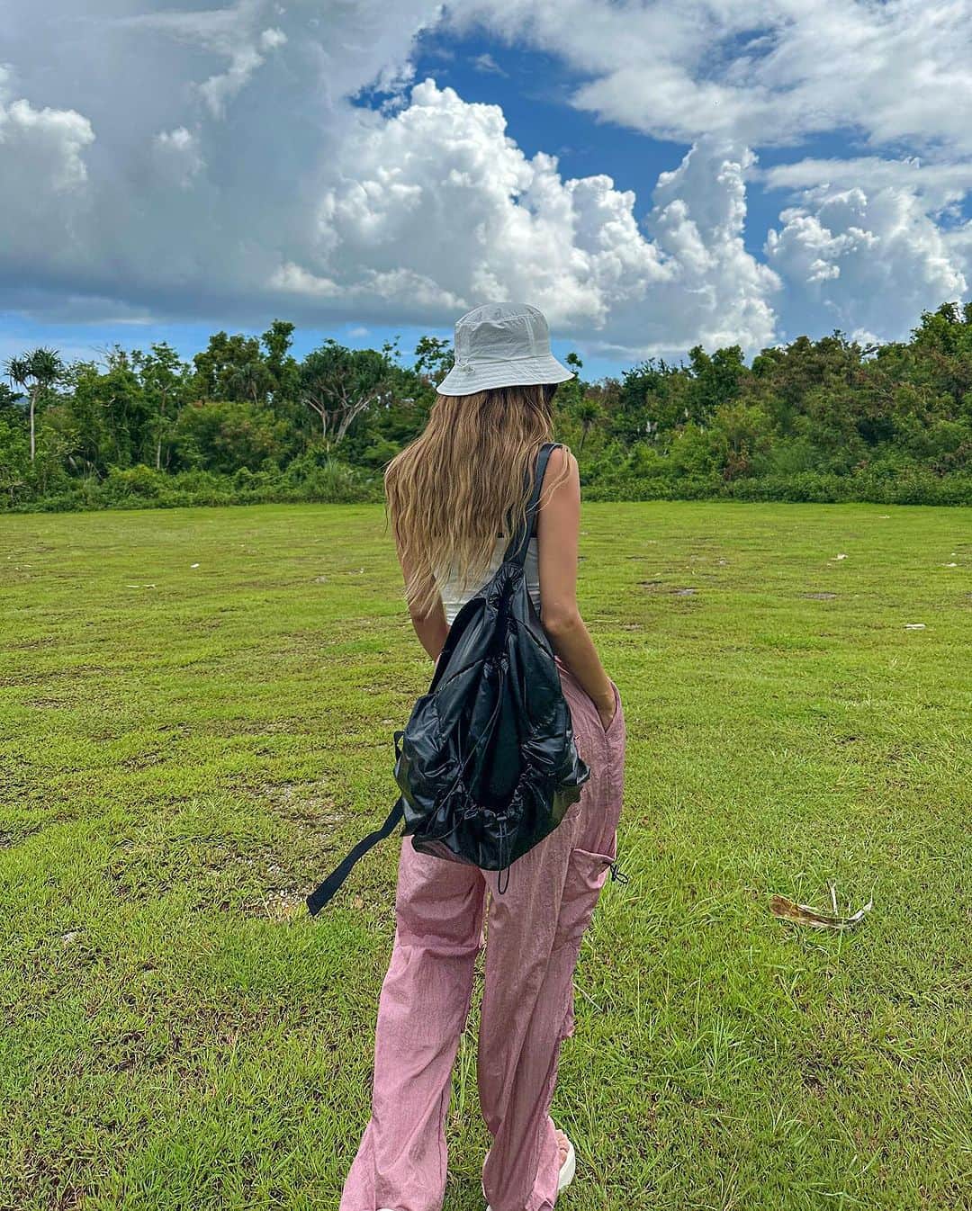イェリのインスタグラム：「하늘이 합성같아👀💙☁️ 내가 제일 조아했던 핑바 그레이, 핑쿠, 화이트, 블랙 네 컬러🤍 #블랭크나인」
