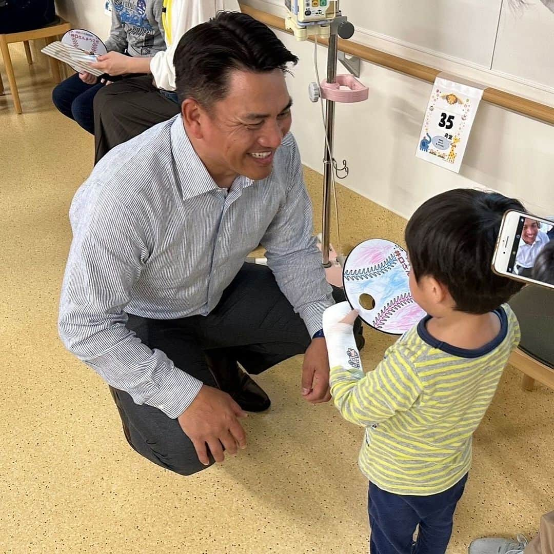 井口資仁さんのインスタグラム写真 - (井口資仁Instagram)「午前は星ヶ丘グランドにて 中学生対象野球教室⚾️ 晴天☀️にも恵まれて楽しく活気ある野球教室になりました。 午後は、 星総合病院小児科病棟を慰問 ウェルカムボードで出迎えていただきました。  #井口資仁 #井口忠仁 #星総合病院 #星ヶ丘グランド #慰問 #野球教室 #ウェルカムボード」10月14日 14時41分 - iguchi.tadahito6